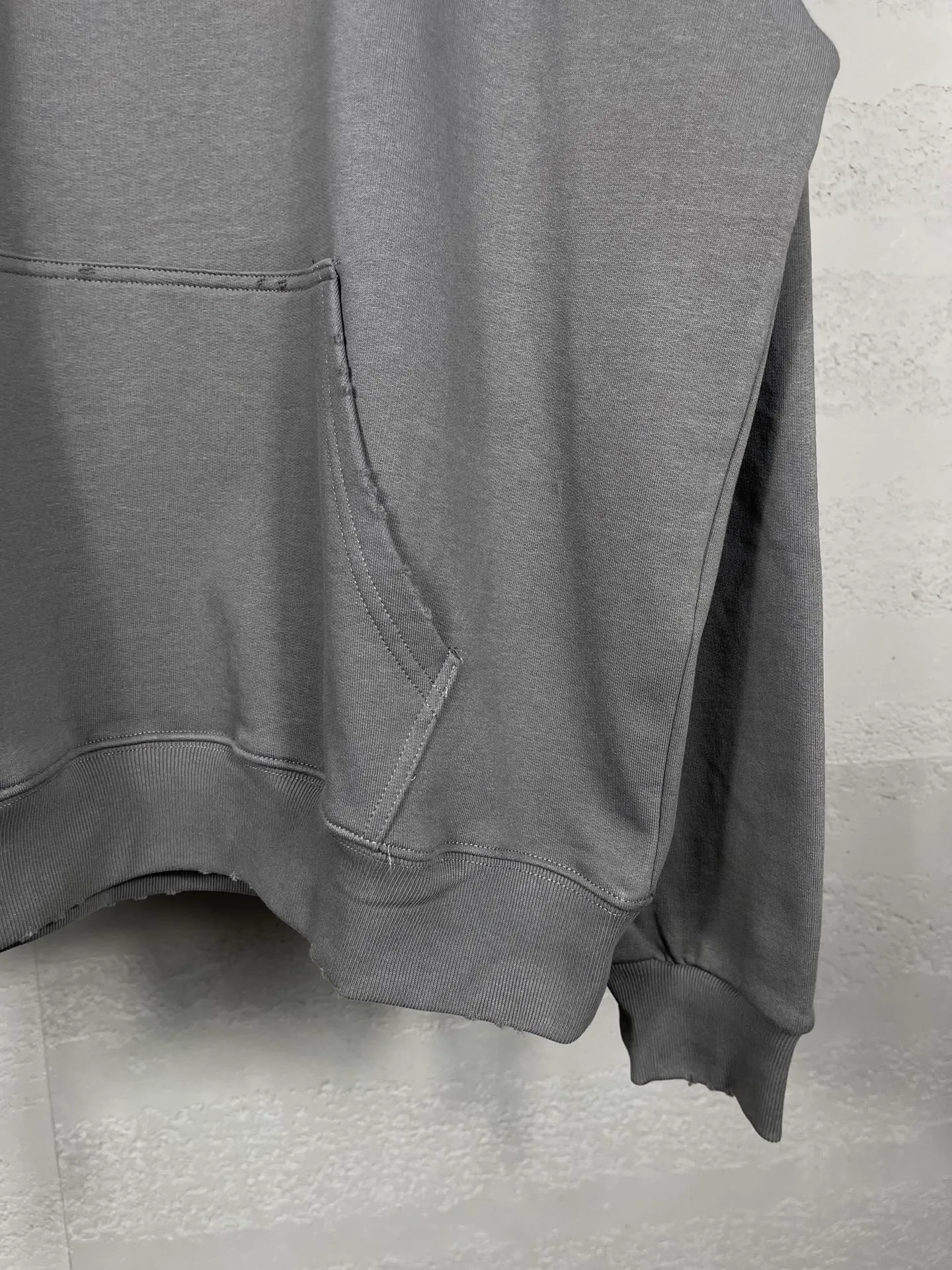 🅿️300 Actual pictures [Top version. Official website quality] BALENCI*GA/Paris# classic model, 2023 autumn and winter new style. Coke cracked printed worn distressed long-sleeved hooded sweatshirt. The fabric is made of Paris ZP custom-woven and dyed cotton double yarn David sweater. The weight is 450 grams, the cloth surface is clean. The cloth pattern is clear, soft and comfortable. The threads are dyed with no color difference. The classic pattern printing uses environmentally friendly imported glue, split printing, precision stencil, clear letters, no burrs, and strong three-dimensional effect. The garments are worn and worn. All colors are synchronized with the brick cabinets, custom woven and dyed, and will not fade. Different market currencies. The version adopts OS loose shoulder design. Same style for men and women. Code: BL238029 Color: black, smoke gray, plain blue, off-white Size: XS S M L