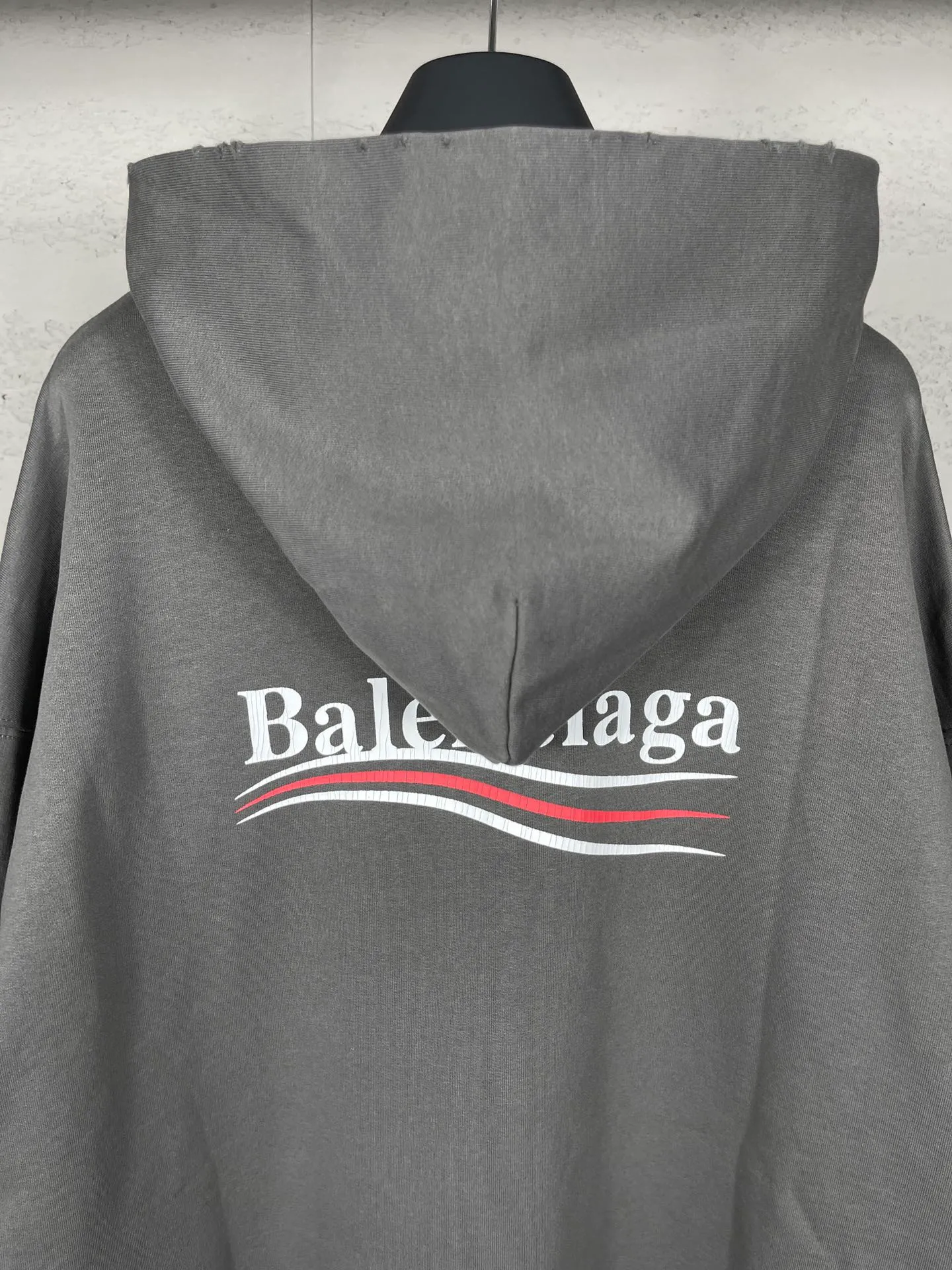 🅿️300 Actual pictures [Top version. Official website quality] BALENCI*GA/Paris# classic model, 2023 autumn and winter new style. Coke cracked printed worn distressed long-sleeved hooded sweatshirt. The fabric is made of Paris ZP custom-woven and dyed cotton double yarn David sweater. The weight is 450 grams, the cloth surface is clean. The cloth pattern is clear, soft and comfortable. The threads are dyed with no color difference. The classic pattern printing uses environmentally friendly imported glue, split printing, precision stencil, clear letters, no burrs, and strong three-dimensional effect. The garments are worn and worn. All colors are synchronized with the brick cabinets, custom woven and dyed, and will not fade. Different market currencies. The version adopts OS loose shoulder design. Same style for men and women. Code: BL238029 Color: black, smoke gray, plain blue, off-white Size: XS S M L