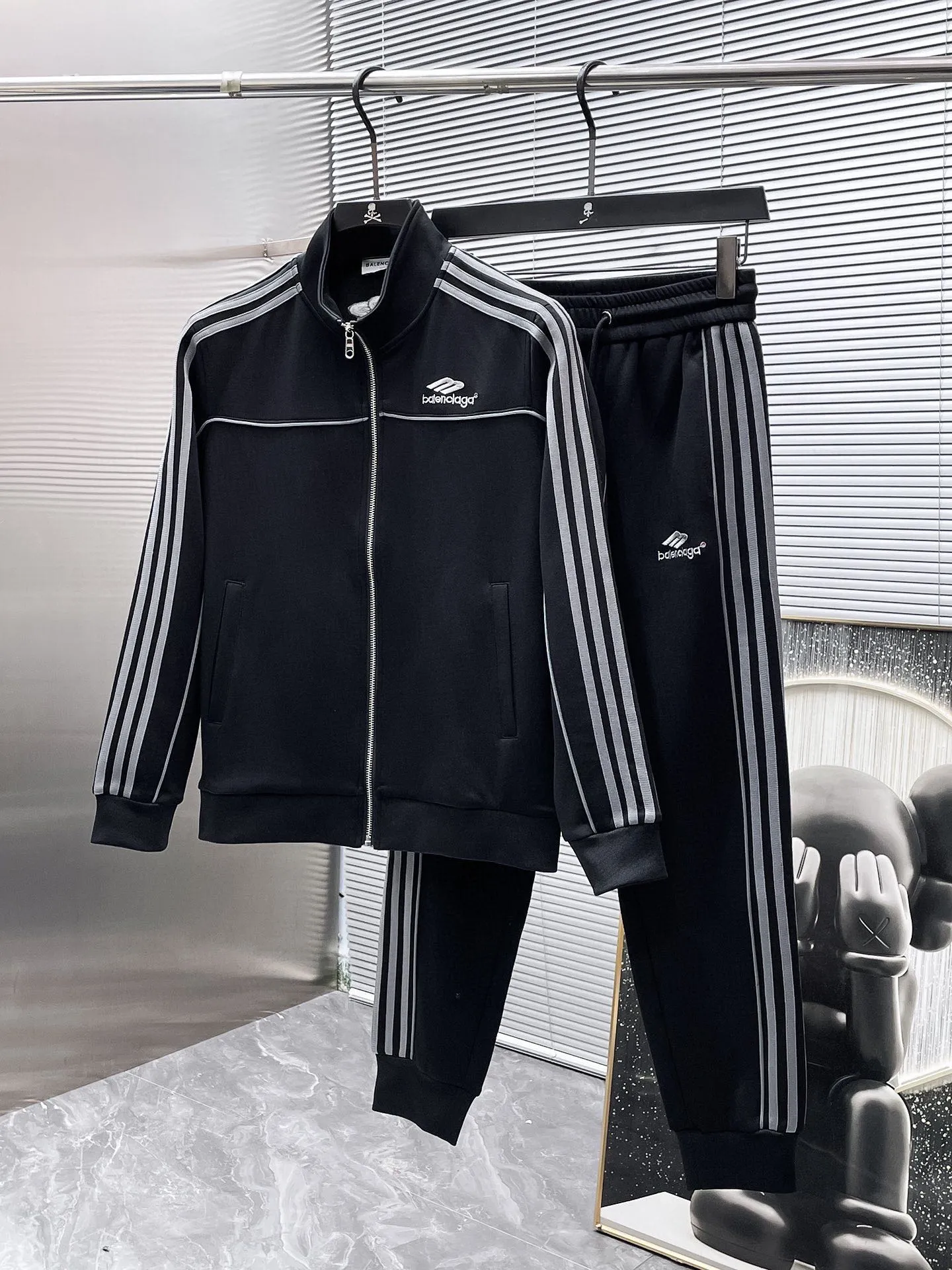 🅿️720 Balenciaga's hot-selling suit is coming. Focus on the original version of the official website. 2025 new hot-selling cardigan suit. The original order is the best. 🇭🇰The meticulous work of top designers. It has a fitting and perfect upper body effect. All-natural high-quality Tencel Roman cotton 100%, close-fitting comfort, noble and elegant! Original hardware embodies elegance and nobility! Counter size: M-3XL (maximum wear up to 190 pounds)