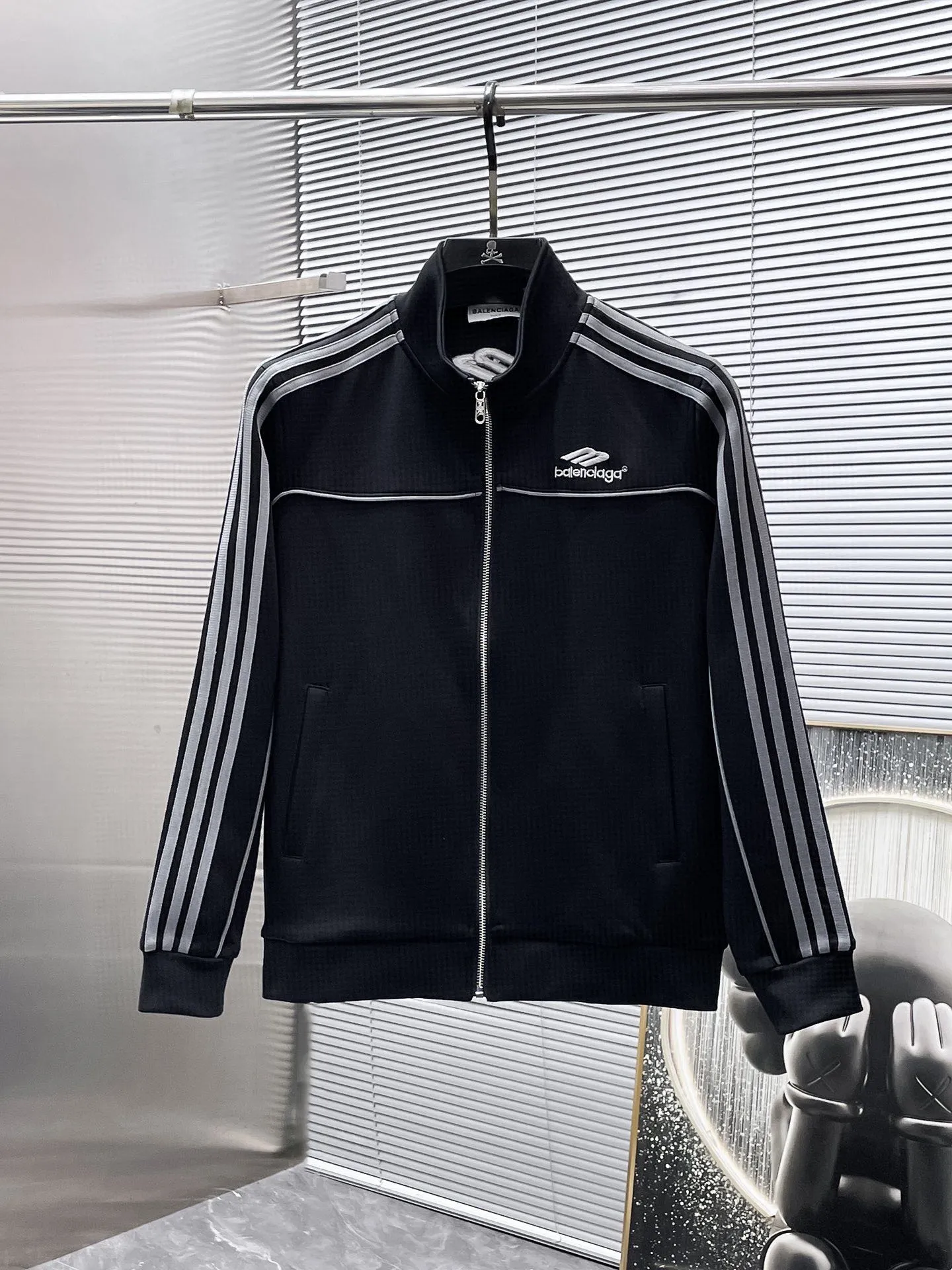 🅿️720 Balenciaga's hot-selling suit is coming. Focus on the original version of the official website. 2025 new hot-selling cardigan suit. The original order is the best. 🇭🇰The meticulous work of top designers. It has a fitting and perfect upper body effect. All-natural high-quality Tencel Roman cotton 100%, close-fitting comfort, noble and elegant! Original hardware embodies elegance and nobility! Counter size: M-3XL (maximum wear up to 190 pounds)