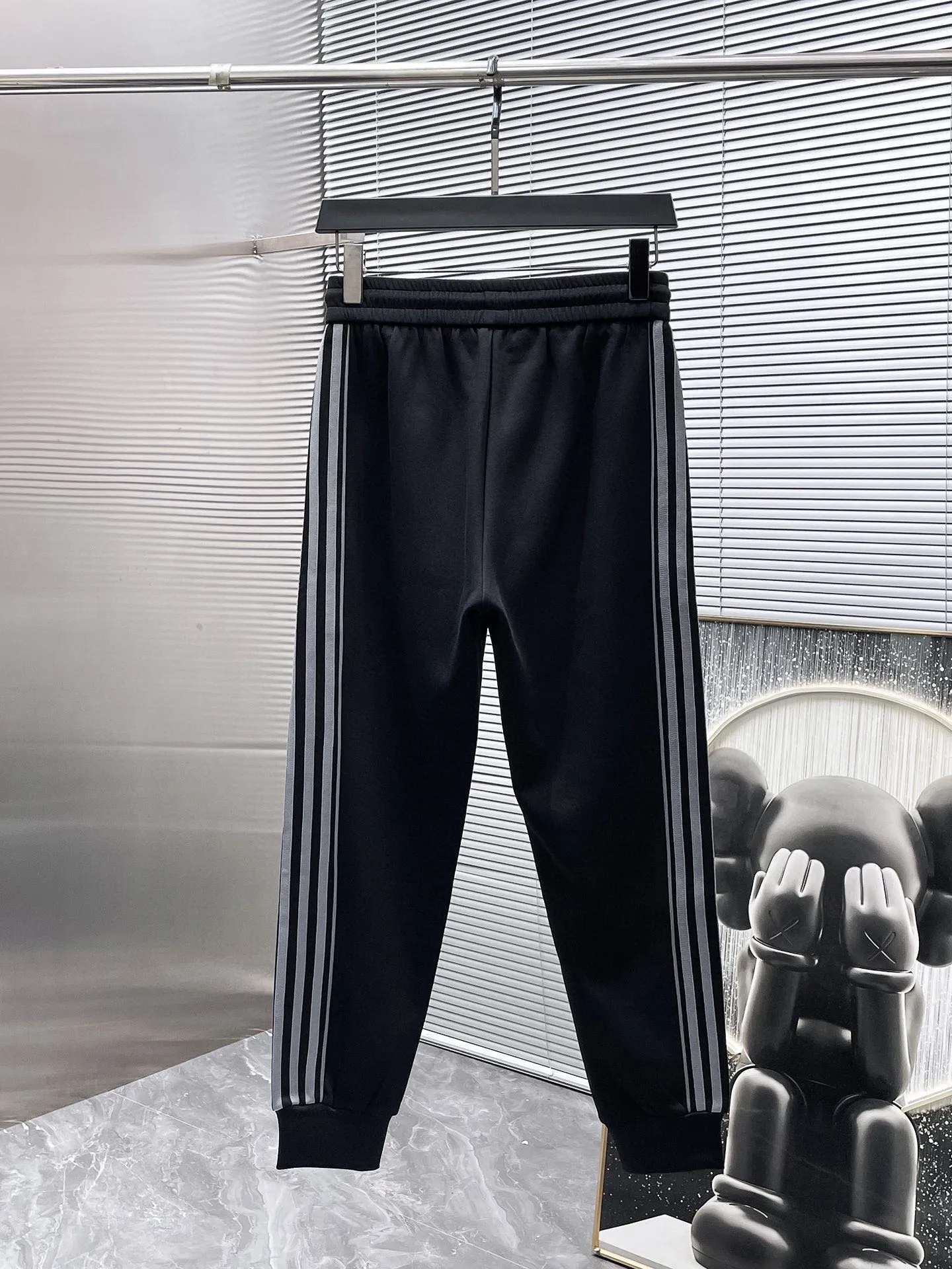 🅿️720 Balenciaga's hot-selling suit is coming. Focus on the original version of the official website. 2025 new hot-selling cardigan suit. The original order is the best. 🇭🇰The meticulous work of top designers. It has a fitting and perfect upper body effect. All-natural high-quality Tencel Roman cotton 100%, close-fitting comfort, noble and elegant! Original hardware embodies elegance and nobility! Counter size: M-3XL (maximum wear up to 190 pounds)