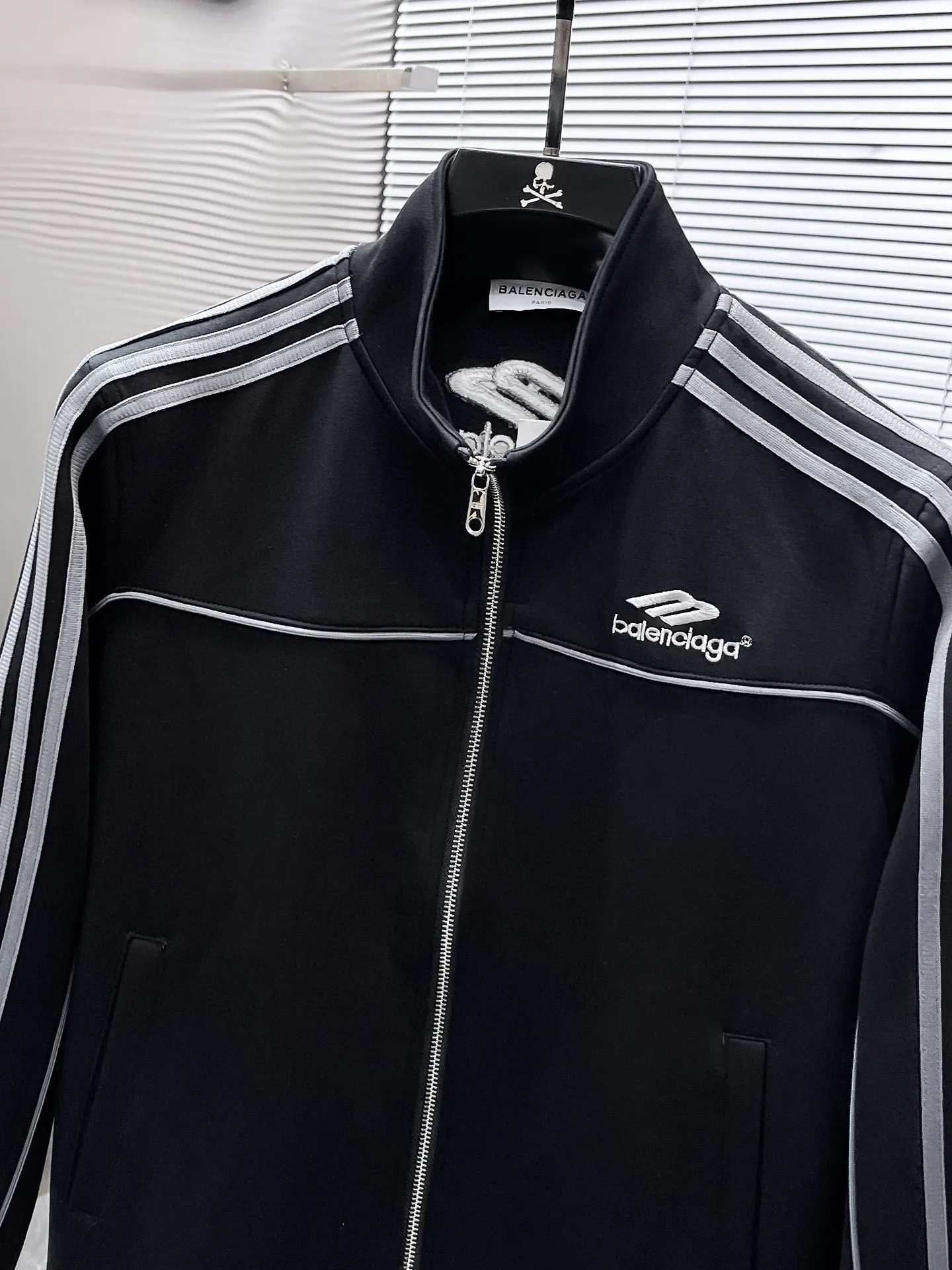 🅿️720 Balenciaga's hot-selling suit is coming. Focus on the original version of the official website. 2025 new hot-selling cardigan suit. The original order is the best. 🇭🇰The meticulous work of top designers. It has a fitting and perfect upper body effect. All-natural high-quality Tencel Roman cotton 100%, close-fitting comfort, noble and elegant! Original hardware embodies elegance and nobility! Counter size: M-3XL (maximum wear up to 190 pounds)