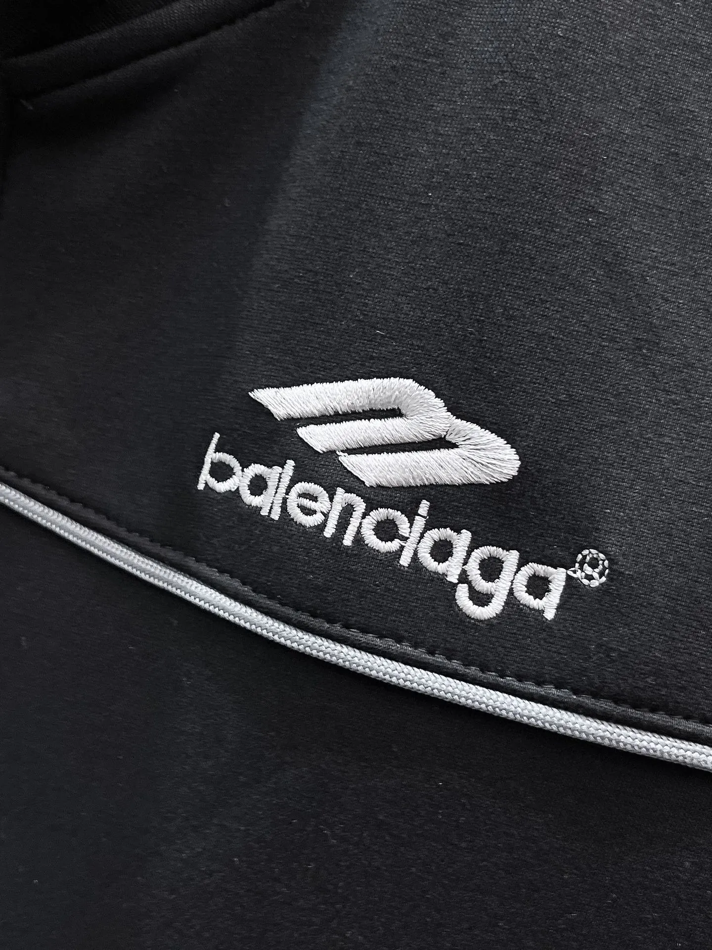 🅿️720 Balenciaga's hot-selling suit is coming. Focus on the original version of the official website. 2025 new hot-selling cardigan suit. The original order is the best. 🇭🇰The meticulous work of top designers. It has a fitting and perfect upper body effect. All-natural high-quality Tencel Roman cotton 100%, close-fitting comfort, noble and elegant! Original hardware embodies elegance and nobility! Counter size: M-3XL (maximum wear up to 190 pounds)