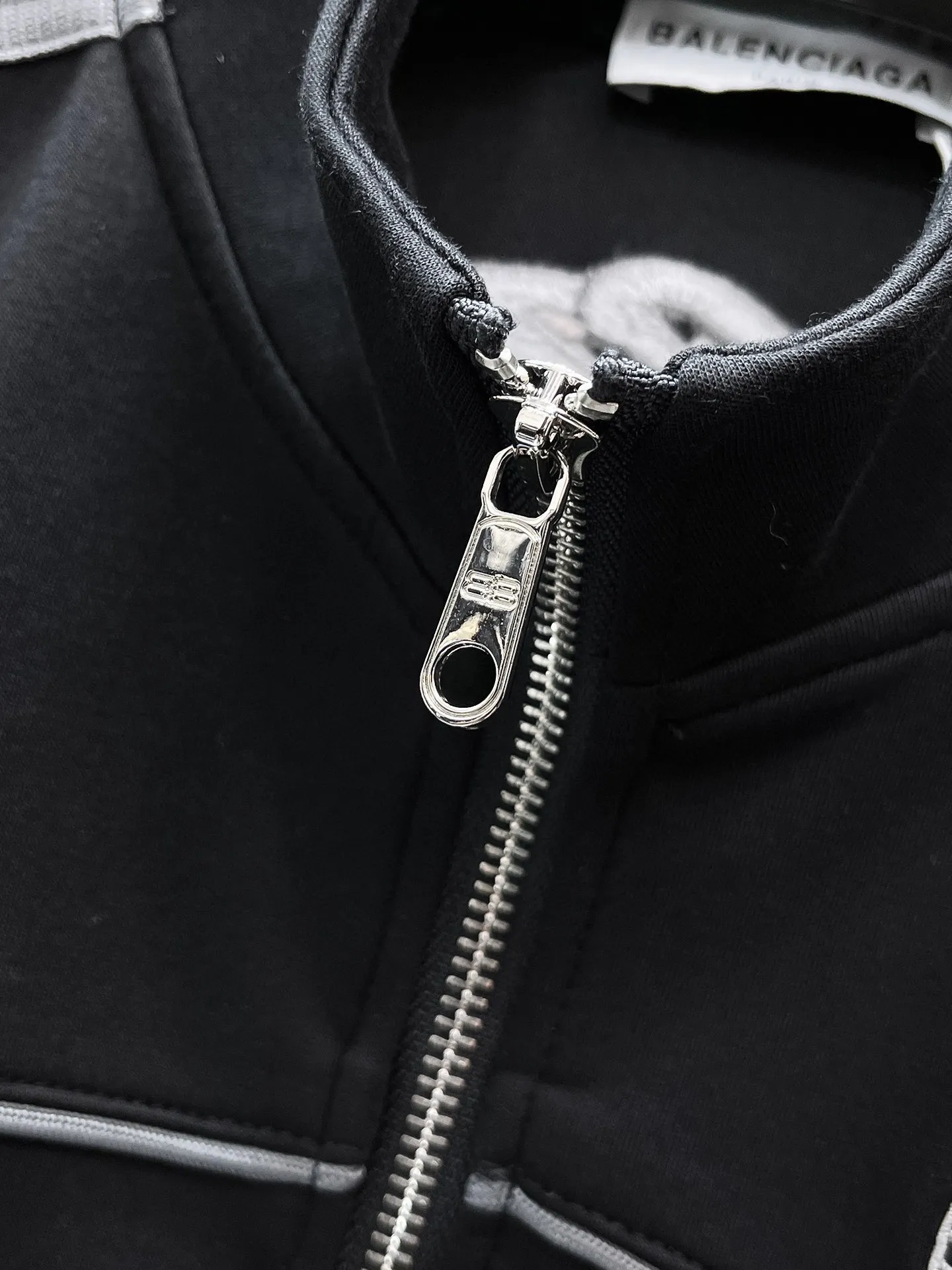 🅿️720 Balenciaga's hot-selling suit is coming. Focus on the original version of the official website. 2025 new hot-selling cardigan suit. The original order is the best. 🇭🇰The meticulous work of top designers. It has a fitting and perfect upper body effect. All-natural high-quality Tencel Roman cotton 100%, close-fitting comfort, noble and elegant! Original hardware embodies elegance and nobility! Counter size: M-3XL (maximum wear up to 190 pounds)