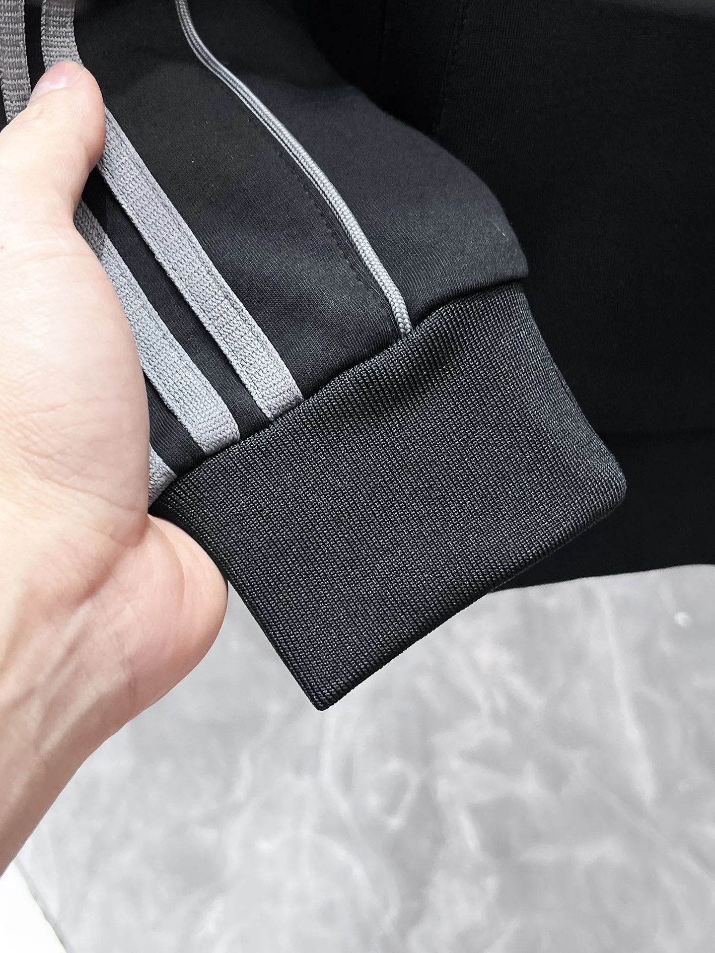 🅿️720 Balenciaga's hot-selling suit is coming. Focus on the original version of the official website. 2025 new hot-selling cardigan suit. The original order is the best. 🇭🇰The meticulous work of top designers. It has a fitting and perfect upper body effect. All-natural high-quality Tencel Roman cotton 100%, close-fitting comfort, noble and elegant! Original hardware embodies elegance and nobility! Counter size: M-3XL (maximum wear up to 190 pounds)