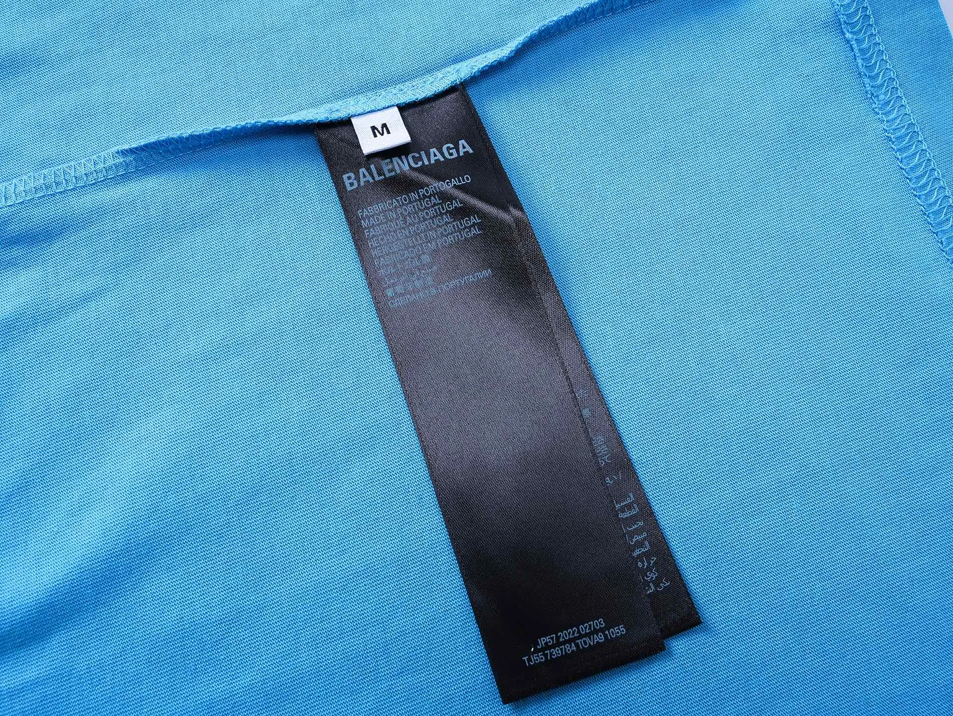 🅿️186 Note: Women’s version, real photos [Top version. Official website quality] BALENCI*GA/Paris #SS25 new style front and back wave print direct-injection printed washed short-sleeved T-shirt. 2025 spring and summer brick cabinet synchronization welcomes comparison. The fabric is made of Paris ZP custom-woven and dyed cotton double yarn, weighing 260 grams. The cloth surface is clean. The cloth pattern is clear, soft and comfortable. The threads are dyed with no color difference. The printing adopts computer direct printing, and the effect is three-dimensional. Restore the brick cabinet, adopt the medium version. Women's version Code: BL253731 Color: Washed black, sky blue Size: XS S M L