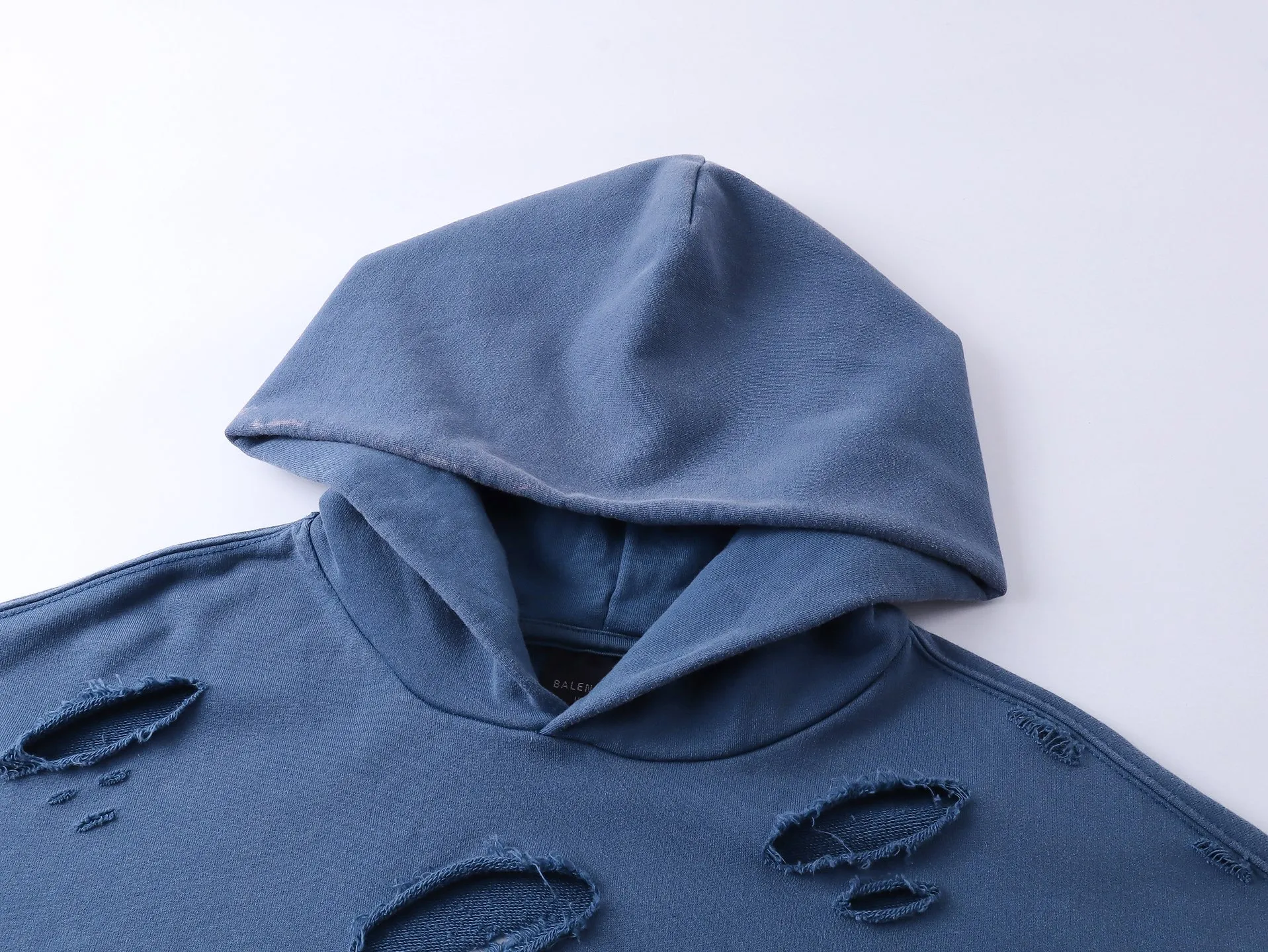 🅿️370 real photos [Top version. Official website quality] BALENCI*GA/Paris BALENCI*GA#25 new style, 3M classic LOGO printed on the chest, washed and worn hooded sweatshirt. Brick cabinet sync. Wash water super heavy process. Welcome to compare. The fabric is made of Paris ZP custom-woven and dyed cotton terry sweatshirt. The weight is 460 grams. The cloth surface is clean. The cloth pattern is clear. It is soft and comfortable. It has good color fastness and is not easy to change color. The threads are woven and dyed with no color difference. The printing uses imported environmentally friendly materials and the letters are three-dimensional. Comparisons welcome. Restore brick cabinet. The version adopts OS loose shoulder style. Same style for men and women. Code: BL258961 Color: Washed black, washed blue Size: XS S M L