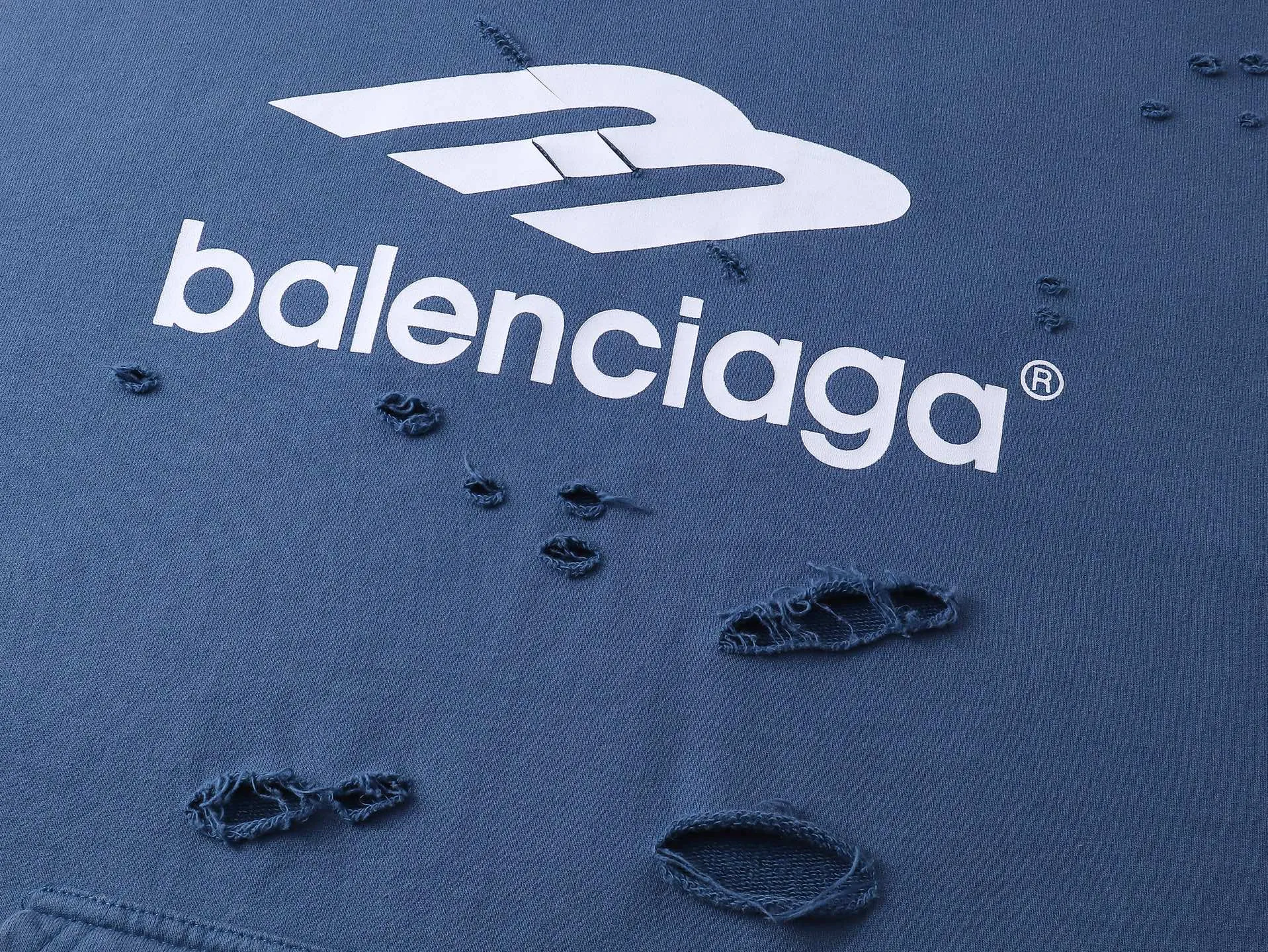 🅿️370 real photos [Top version. Official website quality] BALENCI*GA/Paris BALENCI*GA#25 new style, 3M classic LOGO printed on the chest, washed and worn hooded sweatshirt. Brick cabinet sync. Wash water super heavy process. Welcome to compare. The fabric is made of Paris ZP custom-woven and dyed cotton terry sweatshirt. The weight is 460 grams. The cloth surface is clean. The cloth pattern is clear. It is soft and comfortable. It has good color fastness and is not easy to change color. The threads are woven and dyed with no color difference. The printing uses imported environmentally friendly materials and the letters are three-dimensional. Comparisons welcome. Restore brick cabinet. The version adopts OS loose shoulder style. Same style for men and women. Code: BL258961 Color: Washed black, washed blue Size: XS S M L