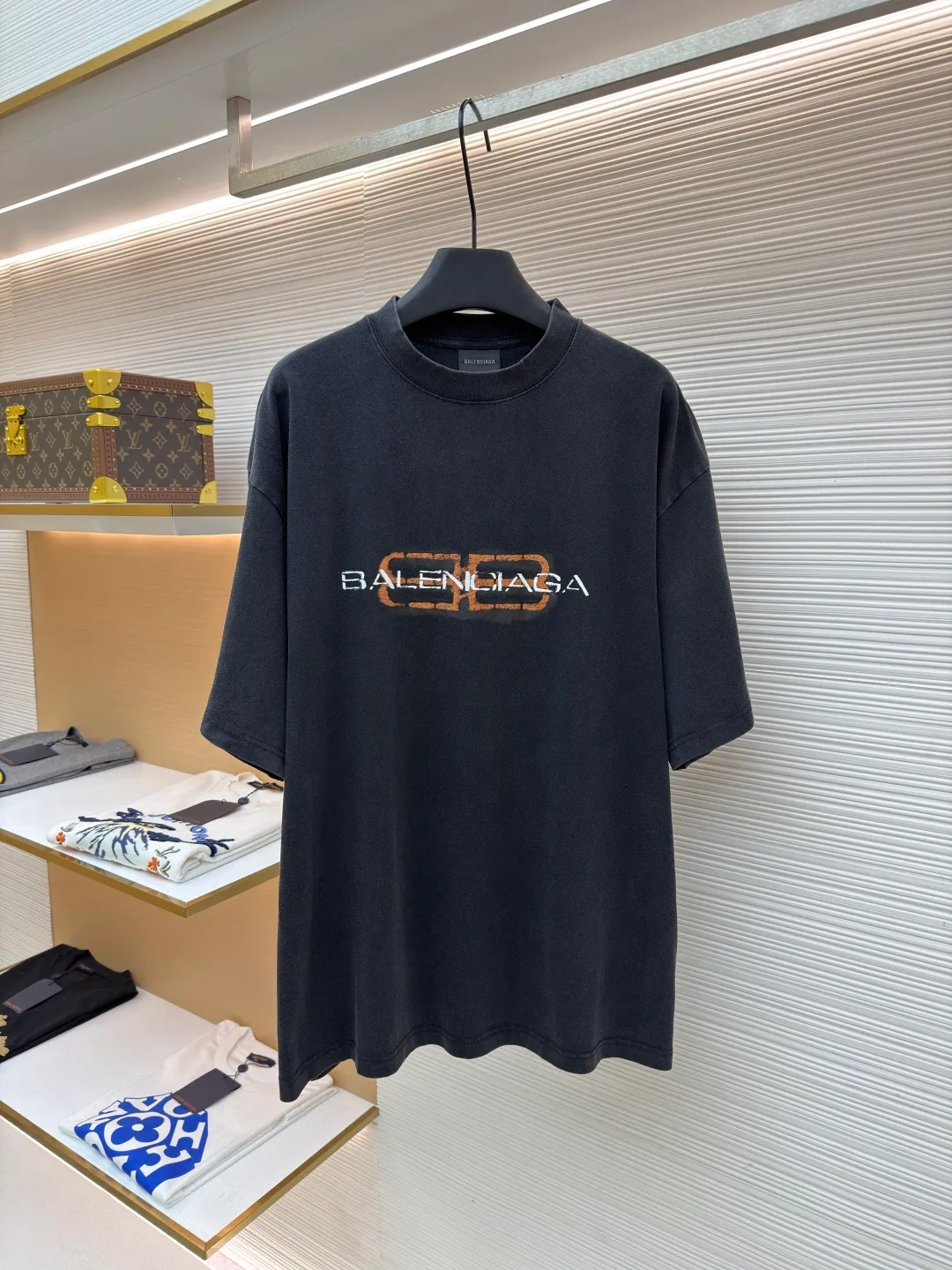 Balenciaga BB icon printed short sleeves ●Original version: Purchased and developed for 6300 ●Item number: 1682440-X95 ●Fabric: Jersey fabric ●Technology: Glue printing production ●Color: washed black ●Version: Loose fit ●Weight: about 335 grams ●Size: S-M-L-XL ●Description: Customized densely woven jersey material with excellent texture and comfortable skin fit. Mainly washed black with rich and pure tone Let distressing become the ultimate expression of street aesthetics. The front is printed with BB icon stencil Shibaki's works. Graffiti are revealed in the fading. Every inch of wear and tear is a deliberate accident. Use color conflict to create visual tension. Let street art jump from the wall to fashion. Let the sense of high-end grow wildly in the deliberate imperfection. Use glue graffiti printing. The chest printing has been modified three times with the film screen. Use glue liquid paint to print the pattern on the fabric. Bake the fabric to fix the printed pattern, wash it heavily and use a special solution to remove stains and fade slightly. Then use snowflake washing to fade the color through strong washing to make the color more uniform. The overall wiring is straight and delicate, the fabric is comfortable and soft, and the color is consistent without color difference. It can be matched with the same style to create a fashionable look and control various occasions. Customized accessories, complete with three standards, same style for men and women!