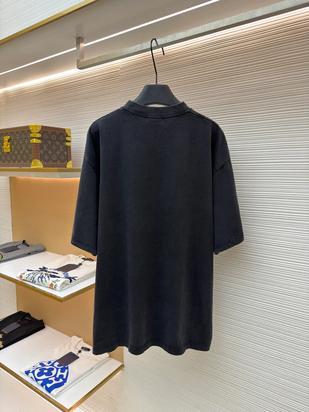 Balenciaga BB icon printed short sleeves ●Original version: Purchased and developed for 6300 ●Item number: 1682440-X95 ●Fabric: Jersey fabric ●Technology: Glue printing production ●Color: washed black ●Version: Loose fit ●Weight: about 335 grams ●Size: S-M-L-XL ●Description: Customized densely woven jersey material with excellent texture and comfortable skin fit. Mainly washed black with rich and pure tone Let distressing become the ultimate expression of street aesthetics. The front is printed with BB icon stencil Shibaki's works. Graffiti are revealed in the fading. Every inch of wear and tear is a deliberate accident. Use color conflict to create visual tension. Let street art jump from the wall to fashion. Let the sense of high-end grow wildly in the deliberate imperfection. Use glue graffiti printing. The chest printing has been modified three times with the film screen. Use glue liquid paint to print the pattern on the fabric. Bake the fabric to fix the printed pattern, wash it heavily and use a special solution to remove stains and fade slightly. Then use snowflake washing to fade the color through strong washing to make the color more uniform. The overall wiring is straight and delicate, the fabric is comfortable and soft, and the color is consistent without color difference. It can be matched with the same style to create a fashionable look and control various occasions. Customized accessories, complete with three standards, same style for men and women!