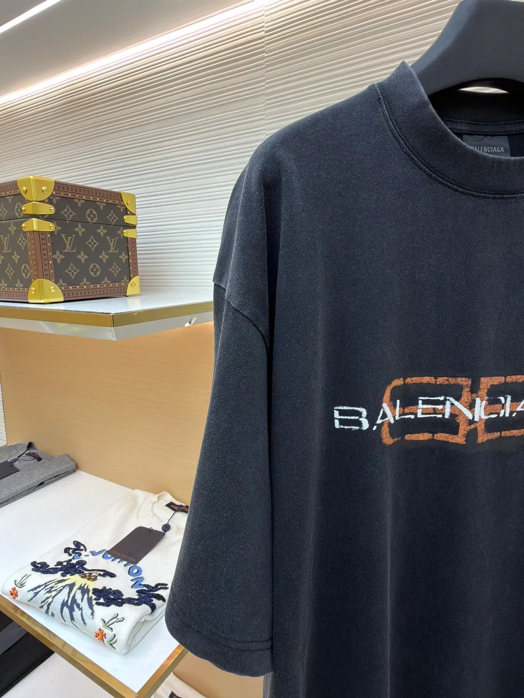 Balenciaga BB icon printed short sleeves ●Original version: Purchased and developed for 6300 ●Item number: 1682440-X95 ●Fabric: Jersey fabric ●Technology: Glue printing production ●Color: washed black ●Version: Loose fit ●Weight: about 335 grams ●Size: S-M-L-XL ●Description: Customized densely woven jersey material with excellent texture and comfortable skin fit. Mainly washed black with rich and pure tone Let distressing become the ultimate expression of street aesthetics. The front is printed with BB icon stencil Shibaki's works. Graffiti are revealed in the fading. Every inch of wear and tear is a deliberate accident. Use color conflict to create visual tension. Let street art jump from the wall to fashion. Let the sense of high-end grow wildly in the deliberate imperfection. Use glue graffiti printing. The chest printing has been modified three times with the film screen. Use glue liquid paint to print the pattern on the fabric. Bake the fabric to fix the printed pattern, wash it heavily and use a special solution to remove stains and fade slightly. Then use snowflake washing to fade the color through strong washing to make the color more uniform. The overall wiring is straight and delicate, the fabric is comfortable and soft, and the color is consistent without color difference. It can be matched with the same style to create a fashionable look and control various occasions. Customized accessories, complete with three standards, same style for men and women!