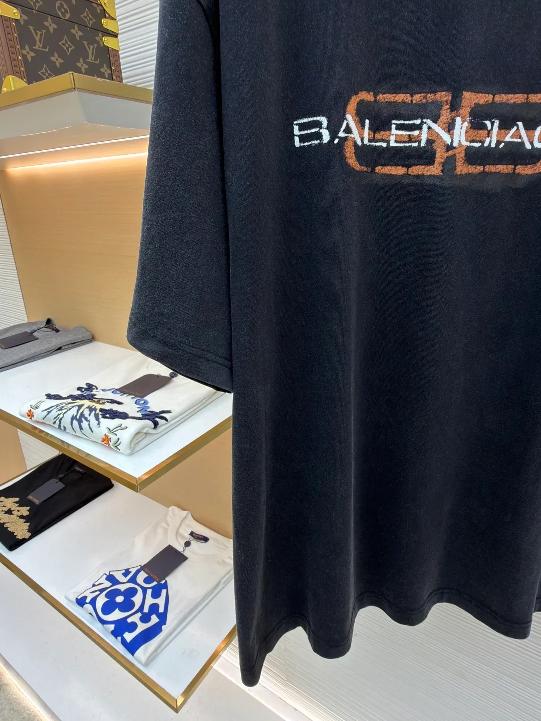 Balenciaga BB icon printed short sleeves ●Original version: Purchased and developed for 6300 ●Item number: 1682440-X95 ●Fabric: Jersey fabric ●Technology: Glue printing production ●Color: washed black ●Version: Loose fit ●Weight: about 335 grams ●Size: S-M-L-XL ●Description: Customized densely woven jersey material with excellent texture and comfortable skin fit. Mainly washed black with rich and pure tone Let distressing become the ultimate expression of street aesthetics. The front is printed with BB icon stencil Shibaki's works. Graffiti are revealed in the fading. Every inch of wear and tear is a deliberate accident. Use color conflict to create visual tension. Let street art jump from the wall to fashion. Let the sense of high-end grow wildly in the deliberate imperfection. Use glue graffiti printing. The chest printing has been modified three times with the film screen. Use glue liquid paint to print the pattern on the fabric. Bake the fabric to fix the printed pattern, wash it heavily and use a special solution to remove stains and fade slightly. Then use snowflake washing to fade the color through strong washing to make the color more uniform. The overall wiring is straight and delicate, the fabric is comfortable and soft, and the color is consistent without color difference. It can be matched with the same style to create a fashionable look and control various occasions. Customized accessories, complete with three standards, same style for men and women!