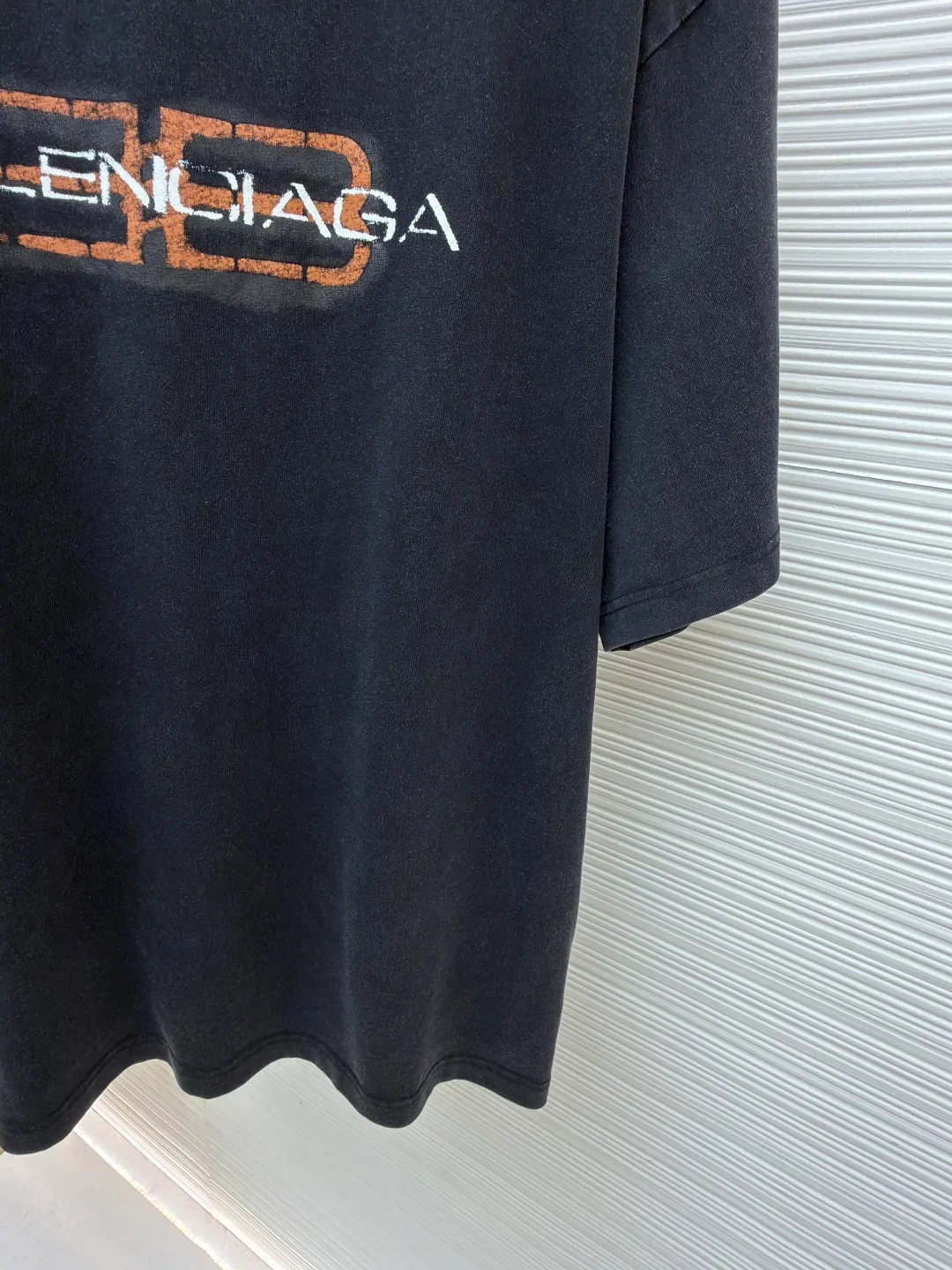 Balenciaga BB icon printed short sleeves ●Original version: Purchased and developed for 6300 ●Item number: 1682440-X95 ●Fabric: Jersey fabric ●Technology: Glue printing production ●Color: washed black ●Version: Loose fit ●Weight: about 335 grams ●Size: S-M-L-XL ●Description: Customized densely woven jersey material with excellent texture and comfortable skin fit. Mainly washed black with rich and pure tone Let distressing become the ultimate expression of street aesthetics. The front is printed with BB icon stencil Shibaki's works. Graffiti are revealed in the fading. Every inch of wear and tear is a deliberate accident. Use color conflict to create visual tension. Let street art jump from the wall to fashion. Let the sense of high-end grow wildly in the deliberate imperfection. Use glue graffiti printing. The chest printing has been modified three times with the film screen. Use glue liquid paint to print the pattern on the fabric. Bake the fabric to fix the printed pattern, wash it heavily and use a special solution to remove stains and fade slightly. Then use snowflake washing to fade the color through strong washing to make the color more uniform. The overall wiring is straight and delicate, the fabric is comfortable and soft, and the color is consistent without color difference. It can be matched with the same style to create a fashionable look and control various occasions. Customized accessories, complete with three standards, same style for men and women!