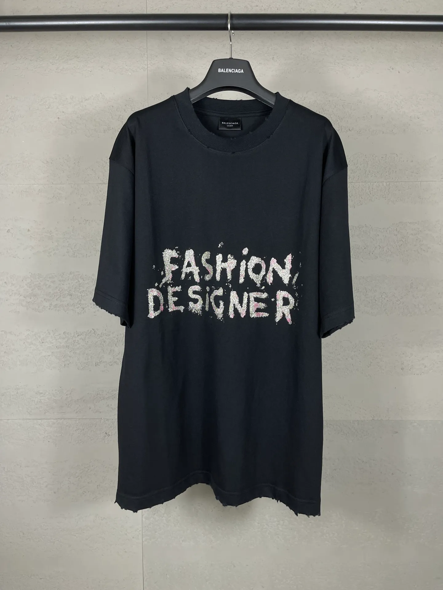 🅿️190 real photos [Top version. Official website quality] BALENCI*GA/25 new model. Paris lettering sequin print frayed distressed short-sleeved T-shirt # SS25 latest style. Research and development at the first time, different market currencies. Comparisons welcome. The fabric is made of Paris ZP custom-woven and dyed cotton double yarn. Weighing 260 grams, the cloth surface is clean. The cloth pattern is clear, soft and comfortable. The threads are dyed with no color difference. Printing adopts computer direct printing. Jubie market currency. Welcome to compare. The version adopts OS wide dropped shoulder version. Same style for men and women. Code: BL253671 Color: black, white Size: XS S M L