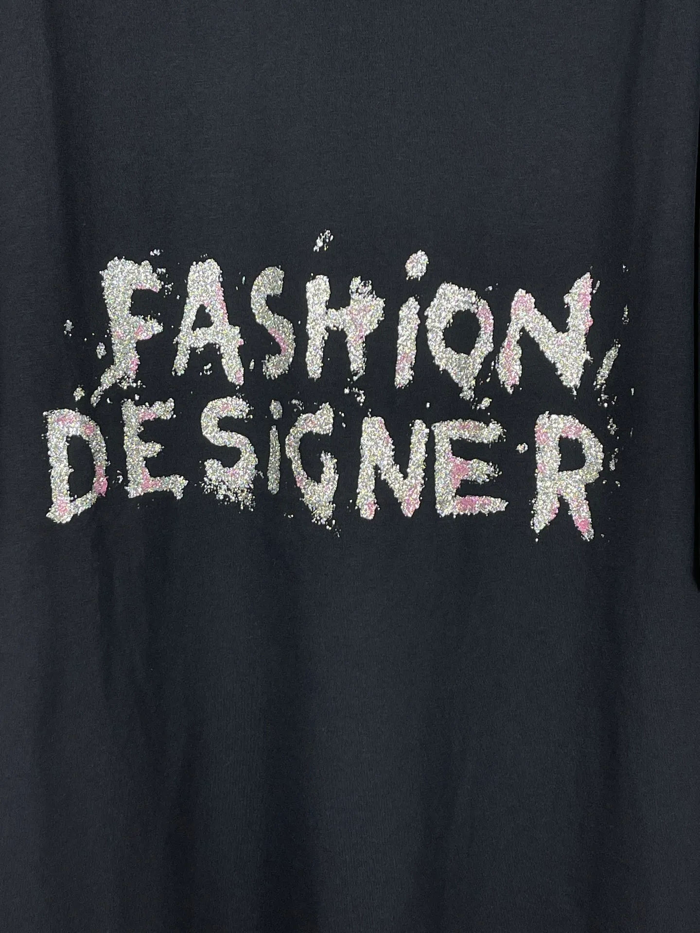 🅿️190 real photos [Top version. Official website quality] BALENCI*GA/25 new model. Paris lettering sequin print frayed distressed short-sleeved T-shirt # SS25 latest style. Research and development at the first time, different market currencies. Comparisons welcome. The fabric is made of Paris ZP custom-woven and dyed cotton double yarn. Weighing 260 grams, the cloth surface is clean. The cloth pattern is clear, soft and comfortable. The threads are dyed with no color difference. Printing adopts computer direct printing. Jubie market currency. Welcome to compare. The version adopts OS wide dropped shoulder version. Same style for men and women. Code: BL253671 Color: black, white Size: XS S M L