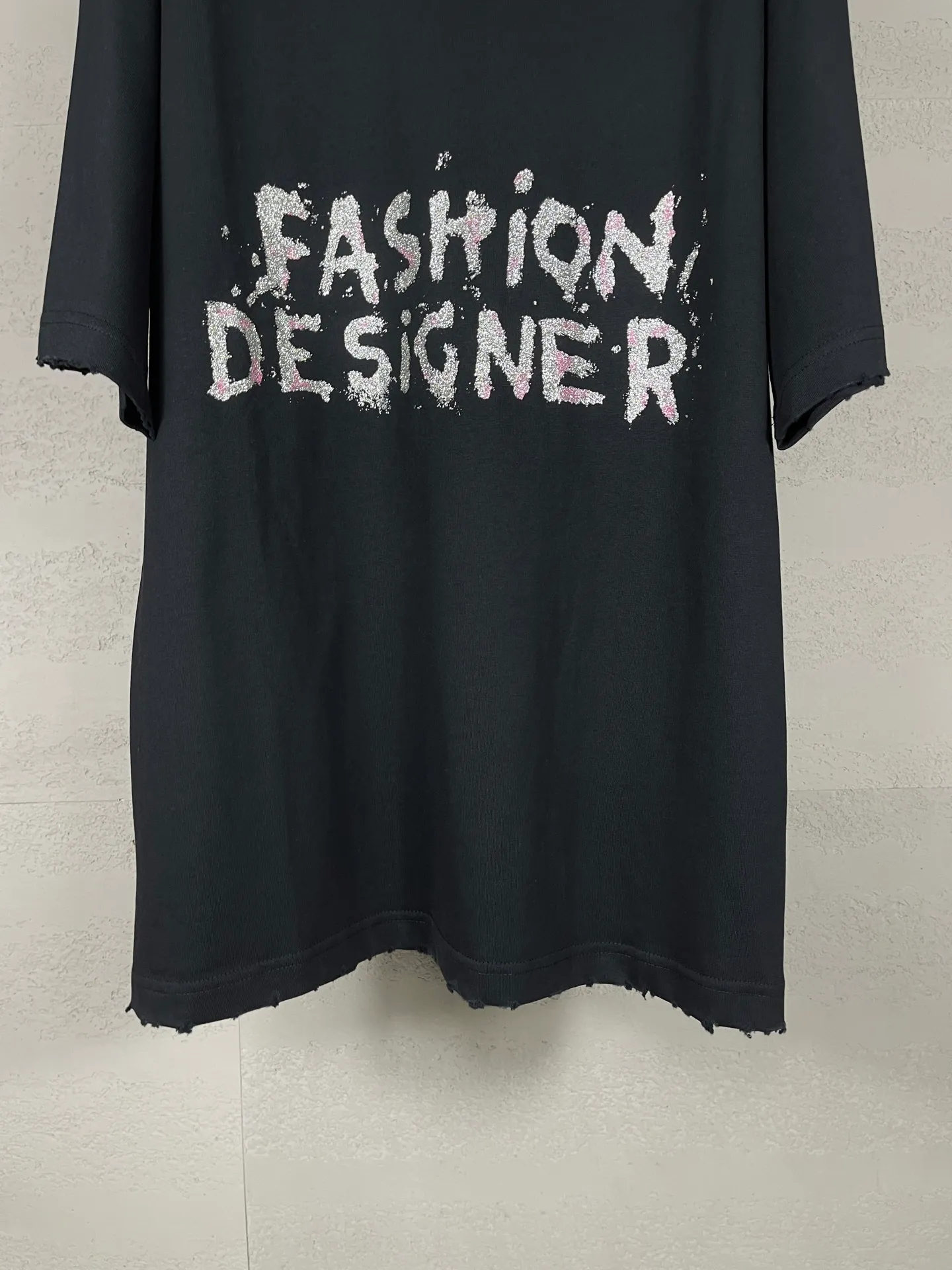🅿️190 real photos [Top version. Official website quality] BALENCI*GA/25 new model. Paris lettering sequin print frayed distressed short-sleeved T-shirt # SS25 latest style. Research and development at the first time, different market currencies. Comparisons welcome. The fabric is made of Paris ZP custom-woven and dyed cotton double yarn. Weighing 260 grams, the cloth surface is clean. The cloth pattern is clear, soft and comfortable. The threads are dyed with no color difference. Printing adopts computer direct printing. Jubie market currency. Welcome to compare. The version adopts OS wide dropped shoulder version. Same style for men and women. Code: BL253671 Color: black, white Size: XS S M L