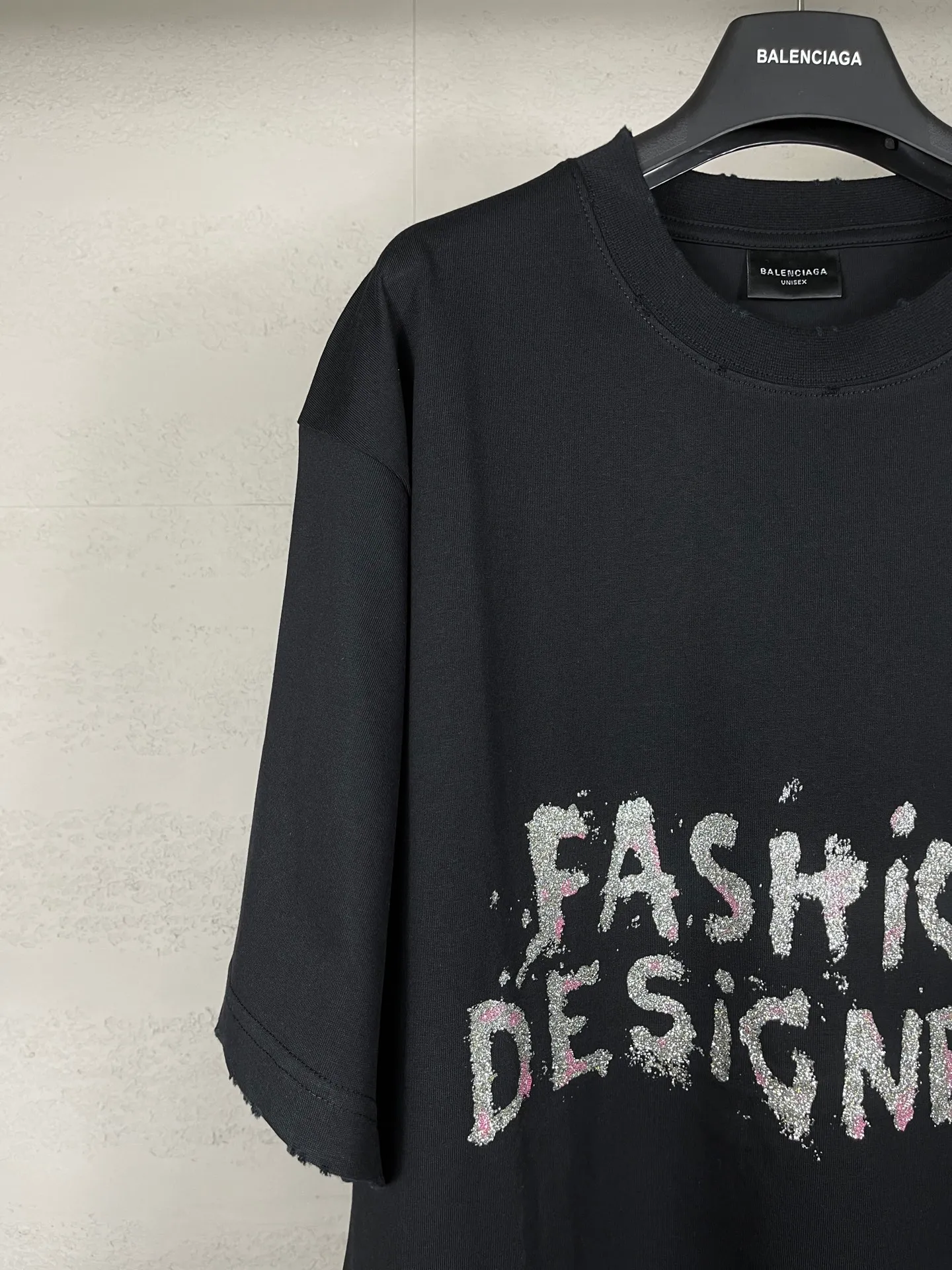 🅿️190 real photos [Top version. Official website quality] BALENCI*GA/25 new model. Paris lettering sequin print frayed distressed short-sleeved T-shirt # SS25 latest style. Research and development at the first time, different market currencies. Comparisons welcome. The fabric is made of Paris ZP custom-woven and dyed cotton double yarn. Weighing 260 grams, the cloth surface is clean. The cloth pattern is clear, soft and comfortable. The threads are dyed with no color difference. Printing adopts computer direct printing. Jubie market currency. Welcome to compare. The version adopts OS wide dropped shoulder version. Same style for men and women. Code: BL253671 Color: black, white Size: XS S M L
