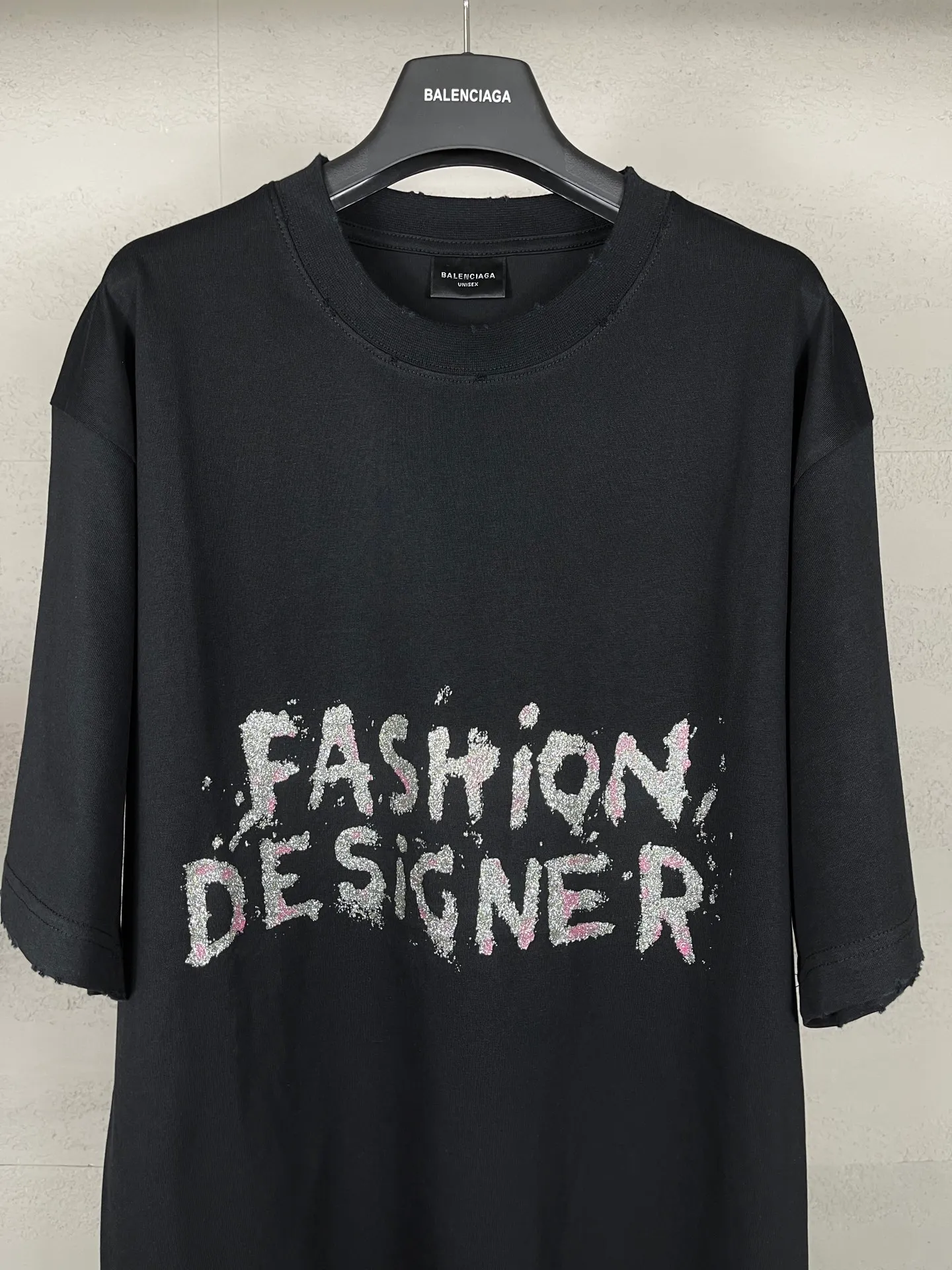 🅿️190 real photos [Top version. Official website quality] BALENCI*GA/25 new model. Paris lettering sequin print frayed distressed short-sleeved T-shirt # SS25 latest style. Research and development at the first time, different market currencies. Comparisons welcome. The fabric is made of Paris ZP custom-woven and dyed cotton double yarn. Weighing 260 grams, the cloth surface is clean. The cloth pattern is clear, soft and comfortable. The threads are dyed with no color difference. Printing adopts computer direct printing. Jubie market currency. Welcome to compare. The version adopts OS wide dropped shoulder version. Same style for men and women. Code: BL253671 Color: black, white Size: XS S M L