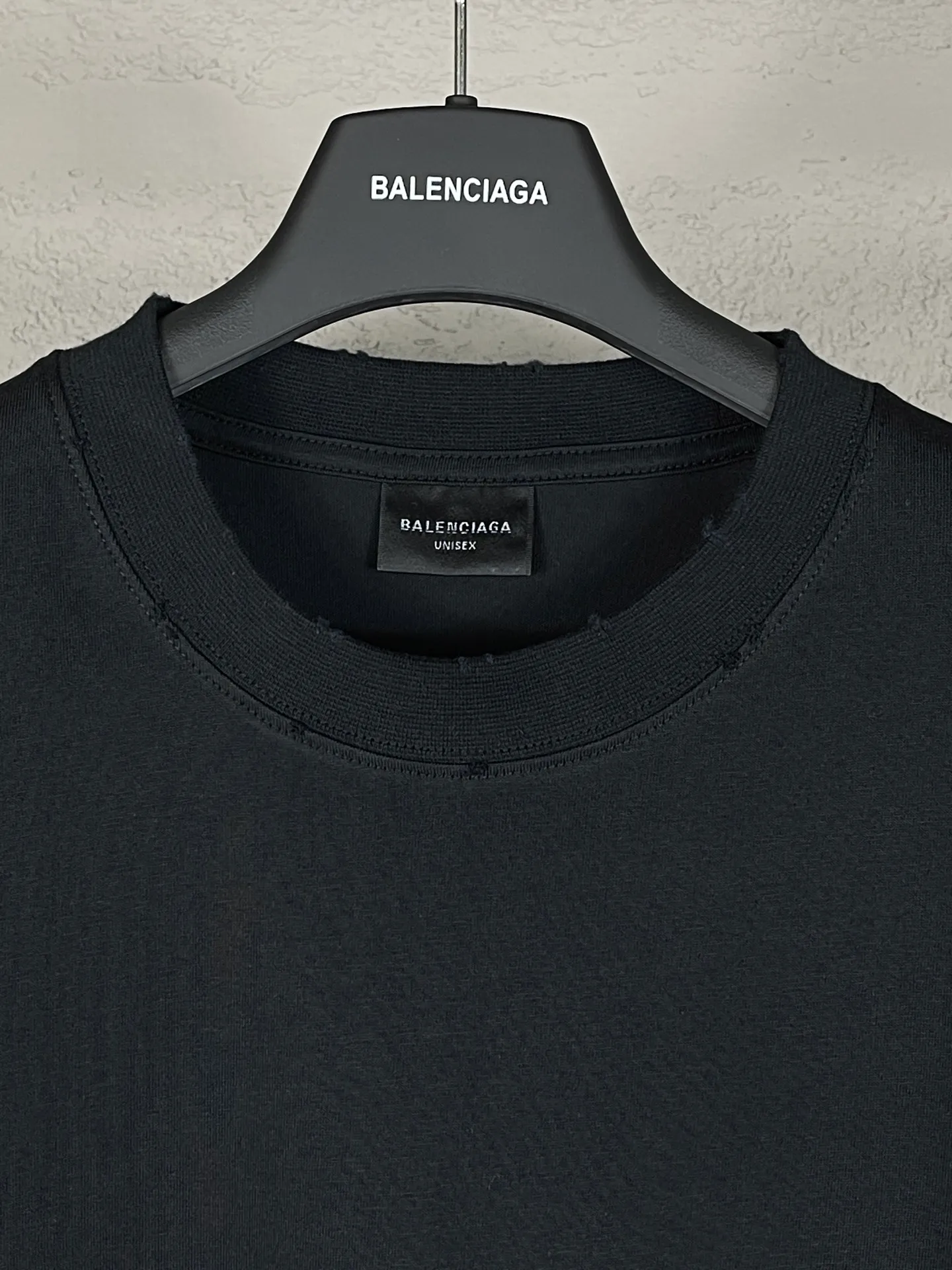 🅿️190 real photos [Top version. Official website quality] BALENCI*GA/25 new model. Paris lettering sequin print frayed distressed short-sleeved T-shirt # SS25 latest style. Research and development at the first time, different market currencies. Comparisons welcome. The fabric is made of Paris ZP custom-woven and dyed cotton double yarn. Weighing 260 grams, the cloth surface is clean. The cloth pattern is clear, soft and comfortable. The threads are dyed with no color difference. Printing adopts computer direct printing. Jubie market currency. Welcome to compare. The version adopts OS wide dropped shoulder version. Same style for men and women. Code: BL253671 Color: black, white Size: XS S M L