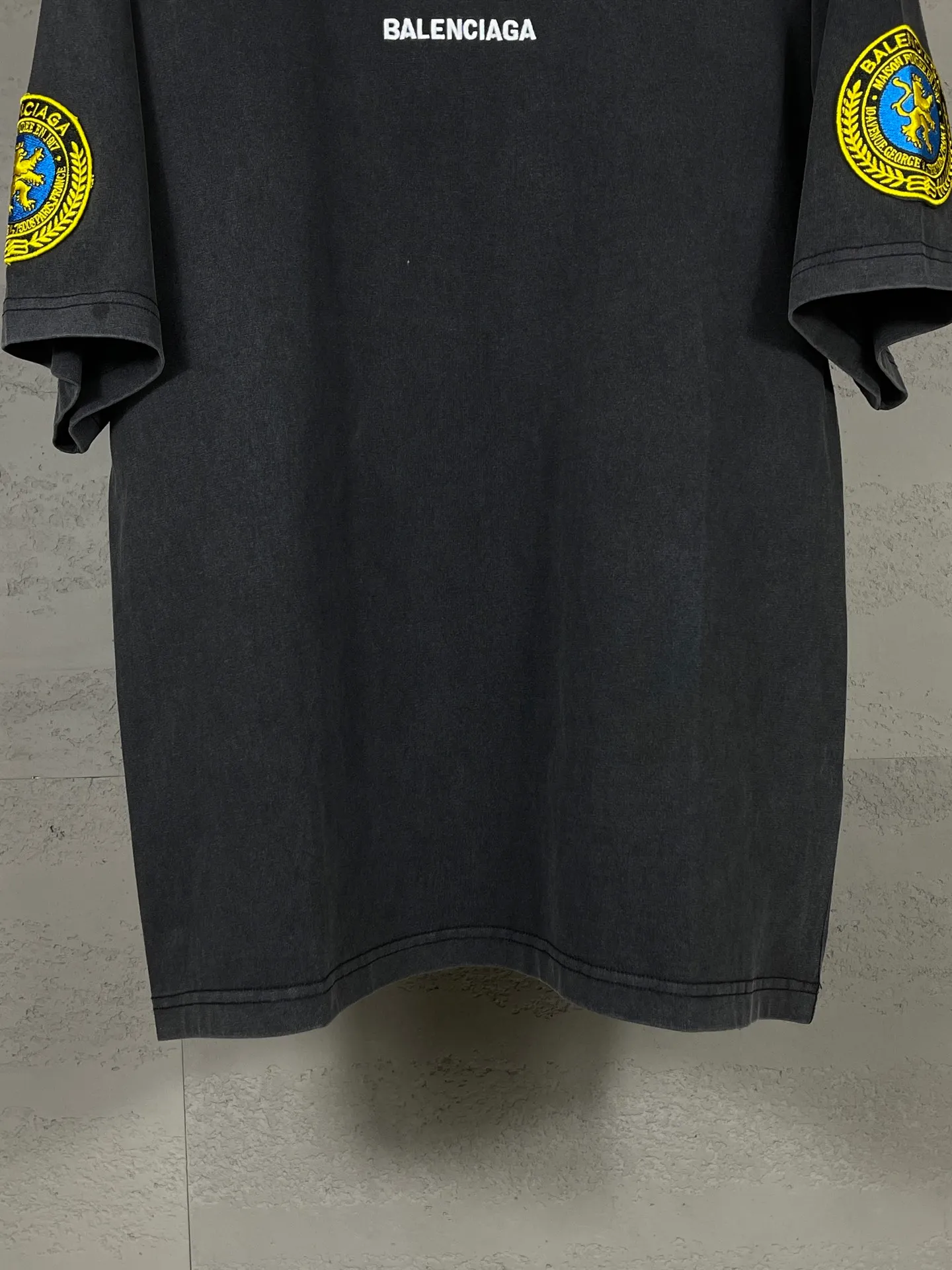 🅿️200 real photos [Top version. Official website quality] BALENCI*GA/Paris BALENCI*GA# new style, 2025 new model with Paris letters LOGO embroidery on the chest, exquisite micro-embroidery on the left and right cuffs, ready-made washed and distressed short-sleeved T-shirts, and brick cabinet synchronization. Welcome to compare. The fabric is made of Paris ZP custom-woven and dyed 100% cotton double-yarn compact cotton. The weight is 260 grams. The cloth surface is clean. The cloth pattern is clear. It is soft and comfortable. It has good color fastness and is not easy to change color. The threads are woven and dyed with no color difference. The embroidery is done using a Tajima embroidery machine, with clear patterns and three-dimensional letters. Comparisons welcome. Restore brick cabinet. The version adopts OS loose shoulder version. Same style for men and women. Code: BL253699 Color: black, white Size: XS S M L
