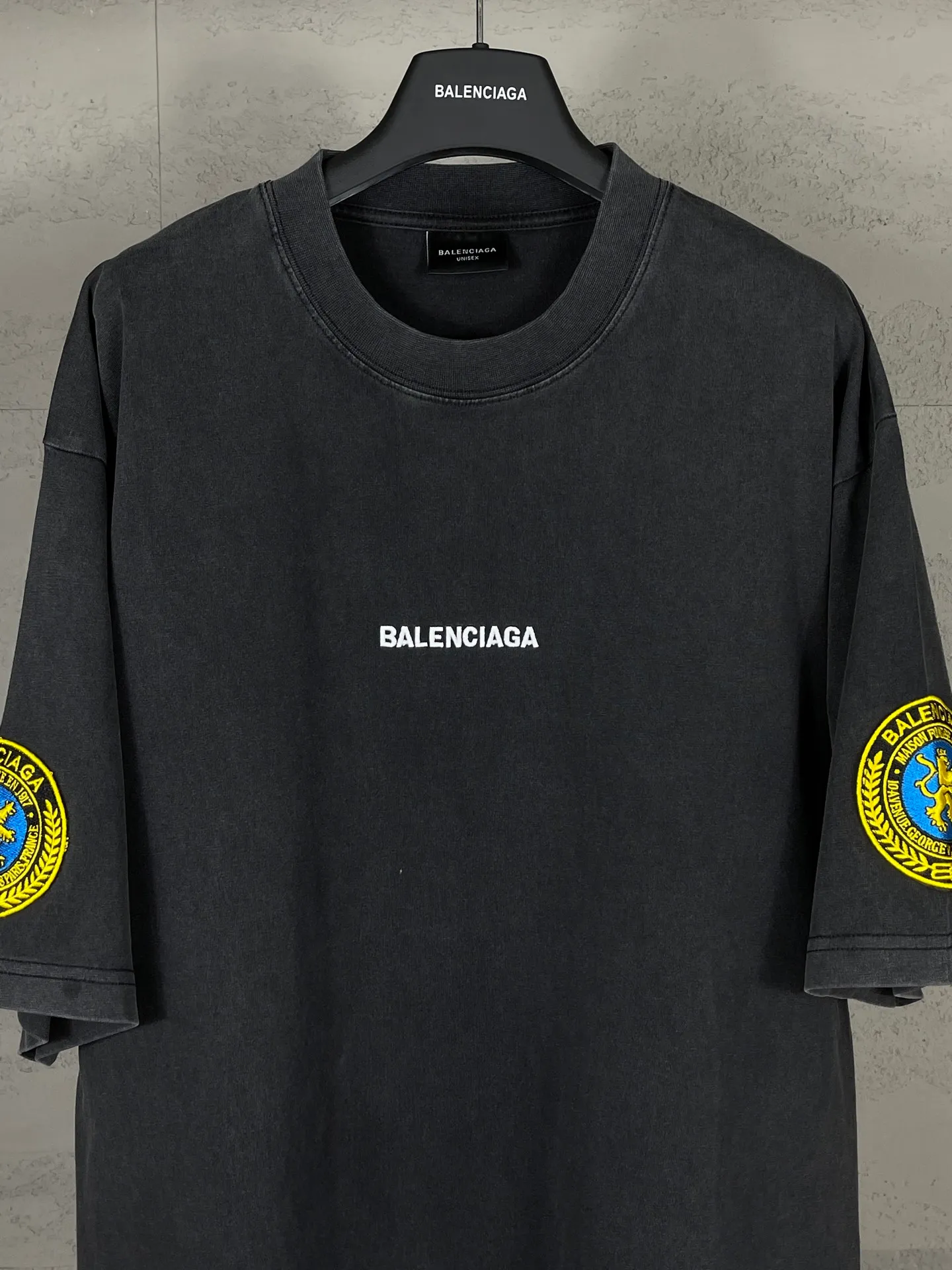 🅿️200 real photos [Top version. Official website quality] BALENCI*GA/Paris BALENCI*GA# new style, 2025 new model with Paris letters LOGO embroidery on the chest, exquisite micro-embroidery on the left and right cuffs, ready-made washed and distressed short-sleeved T-shirts, and brick cabinet synchronization. Welcome to compare. The fabric is made of Paris ZP custom-woven and dyed 100% cotton double-yarn compact cotton. The weight is 260 grams. The cloth surface is clean. The cloth pattern is clear. It is soft and comfortable. It has good color fastness and is not easy to change color. The threads are woven and dyed with no color difference. The embroidery is done using a Tajima embroidery machine, with clear patterns and three-dimensional letters. Comparisons welcome. Restore brick cabinet. The version adopts OS loose shoulder version. Same style for men and women. Code: BL253699 Color: black, white Size: XS S M L