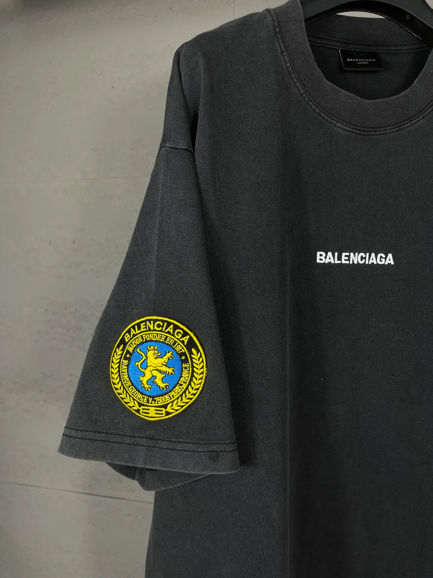 🅿️200 real photos [Top version. Official website quality] BALENCI*GA/Paris BALENCI*GA# new style, 2025 new model with Paris letters LOGO embroidery on the chest, exquisite micro-embroidery on the left and right cuffs, ready-made washed and distressed short-sleeved T-shirts, and brick cabinet synchronization. Welcome to compare. The fabric is made of Paris ZP custom-woven and dyed 100% cotton double-yarn compact cotton. The weight is 260 grams. The cloth surface is clean. The cloth pattern is clear. It is soft and comfortable. It has good color fastness and is not easy to change color. The threads are woven and dyed with no color difference. The embroidery is done using a Tajima embroidery machine, with clear patterns and three-dimensional letters. Comparisons welcome. Restore brick cabinet. The version adopts OS loose shoulder version. Same style for men and women. Code: BL253699 Color: black, white Size: XS S M L