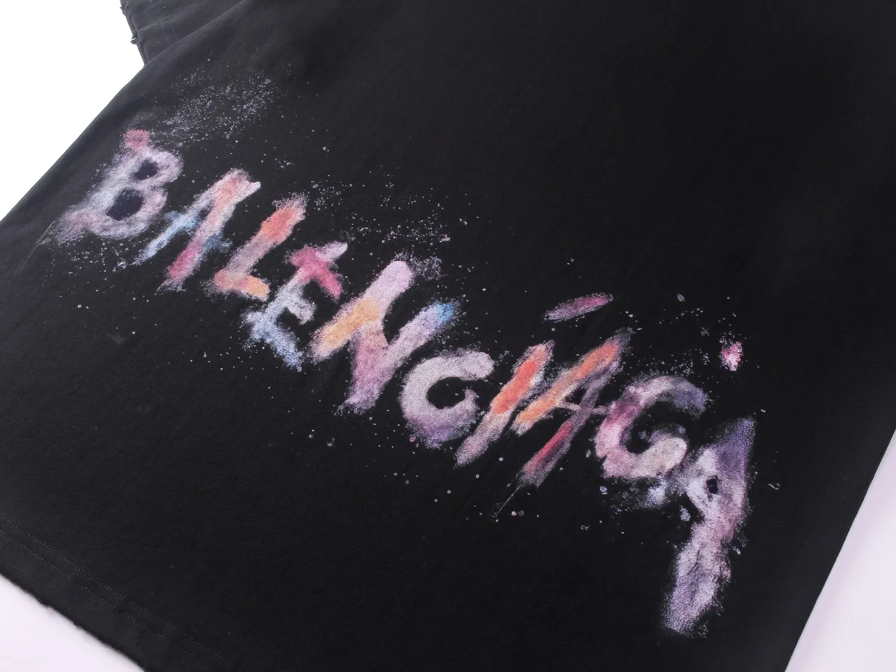 🅿️200 real photos [top version. official website quality] BALENCI*GA/25 new model. The front has a classic pattern of graffiti and embroidered wheat ears, and the letters on the back are hand-painted graffiti colors that collide with the old short-sleeved T-shirt # SS25, the latest style. Research and development at the first time, different market currencies. Comparisons welcome. The fabric is made of Paris ZP custom-woven and dyed cotton double yarn. Weighing 260 grams, the cloth surface is clean. The cloth pattern is clear, soft and comfortable. The threads are dyed with no color difference. The embroidery is embroidered using an imported Tajima computer embroidery machine, and the letters are hand-painted with graffiti colors on the back. Jubie market currency. Welcome to compare. The version adopts OS loose shoulder design. Same style for men and women. Code: BL253678 Color: Black Size: XS S M L