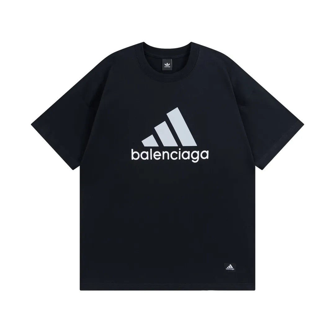 🅿️174 Detailed picture [Top version. Official website quality] BALENCI*GA/Paris co-branded Adidas front classic LOGO combination printed short-sleeved T-shirt# The fabric is made of Paris ZP custom-woven and dyed cotton double yarn. Weighing 260 grams, the cloth surface is clean. The cloth pattern is clear, soft and comfortable. The color fastness is good. It is not easy to change color. The threads are dyed with no color difference. The classic letter LOGO printing uses imported glue. The effect is three-dimensional and has no burrs. It is produced according to the pictures in the Jubie market. Welcome to compare. Restored brick cabinets. The version adopts OS loose shoulder version. Same style for men and women. Code: BL223076 Color: black. white. red. blue. sapphire blue Size: XS to L