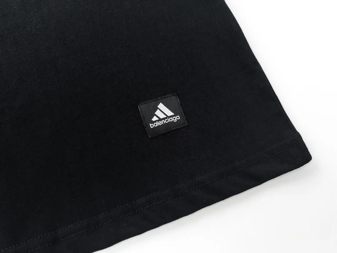 🅿️174 Detailed picture [Top version. Official website quality] BALENCI*GA/Paris co-branded Adidas front classic LOGO combination printed short-sleeved T-shirt# The fabric is made of Paris ZP custom-woven and dyed cotton double yarn. Weighing 260 grams, the cloth surface is clean. The cloth pattern is clear, soft and comfortable. The color fastness is good. It is not easy to change color. The threads are dyed with no color difference. The classic letter LOGO printing uses imported glue. The effect is three-dimensional and has no burrs. It is produced according to the pictures in the Jubie market. Welcome to compare. Restored brick cabinets. The version adopts OS loose shoulder version. Same style for men and women. Code: BL223076 Color: black. white. red. blue. sapphire blue Size: XS to L