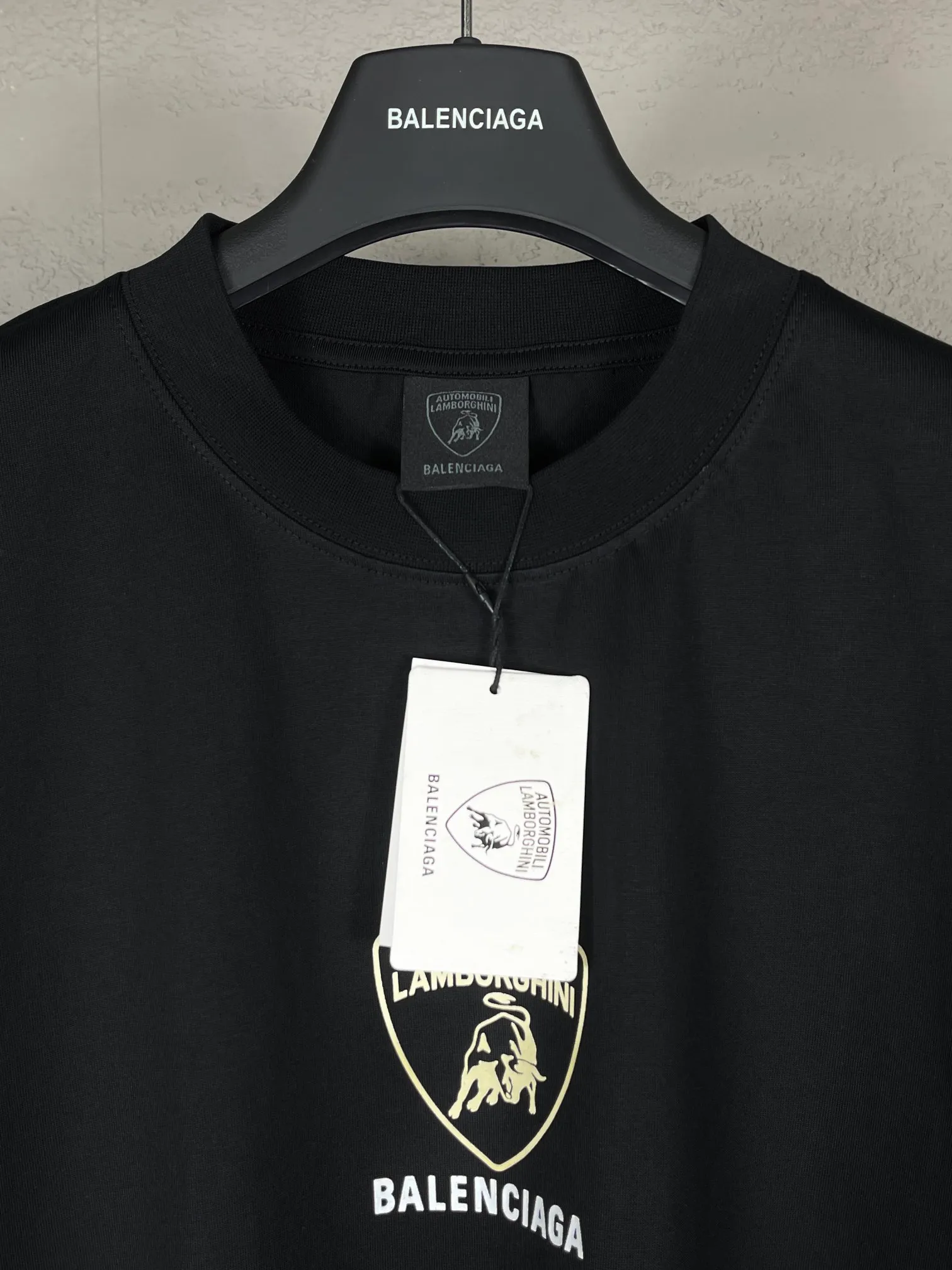 🅿️174 Real photos [Top version. Official website quality] BALENCI*GA/Paris co-branded Lamborghini Lamborghini front and back graphic LOGO printed short-sleeved T-shirt # SS25 latest style. Research and development at the first time, different market currencies. Comparisons welcome. The fabric is made of Paris ZP custom-woven and dyed cotton double yarn. Weighing 260 grams, the cloth surface is clean. The cloth pattern is clear, soft and comfortable. The threads are dyed with no color difference. The printing uses imported environmentally friendly glue printing. The pattern letters are clear, three-dimensional and without burrs. Jubie market produces pictures based on pictures. Welcome to compare. The version adopts OS loose shoulder design. Same style for men and women. Code: BL253637 Color: Black Size: XS S M L