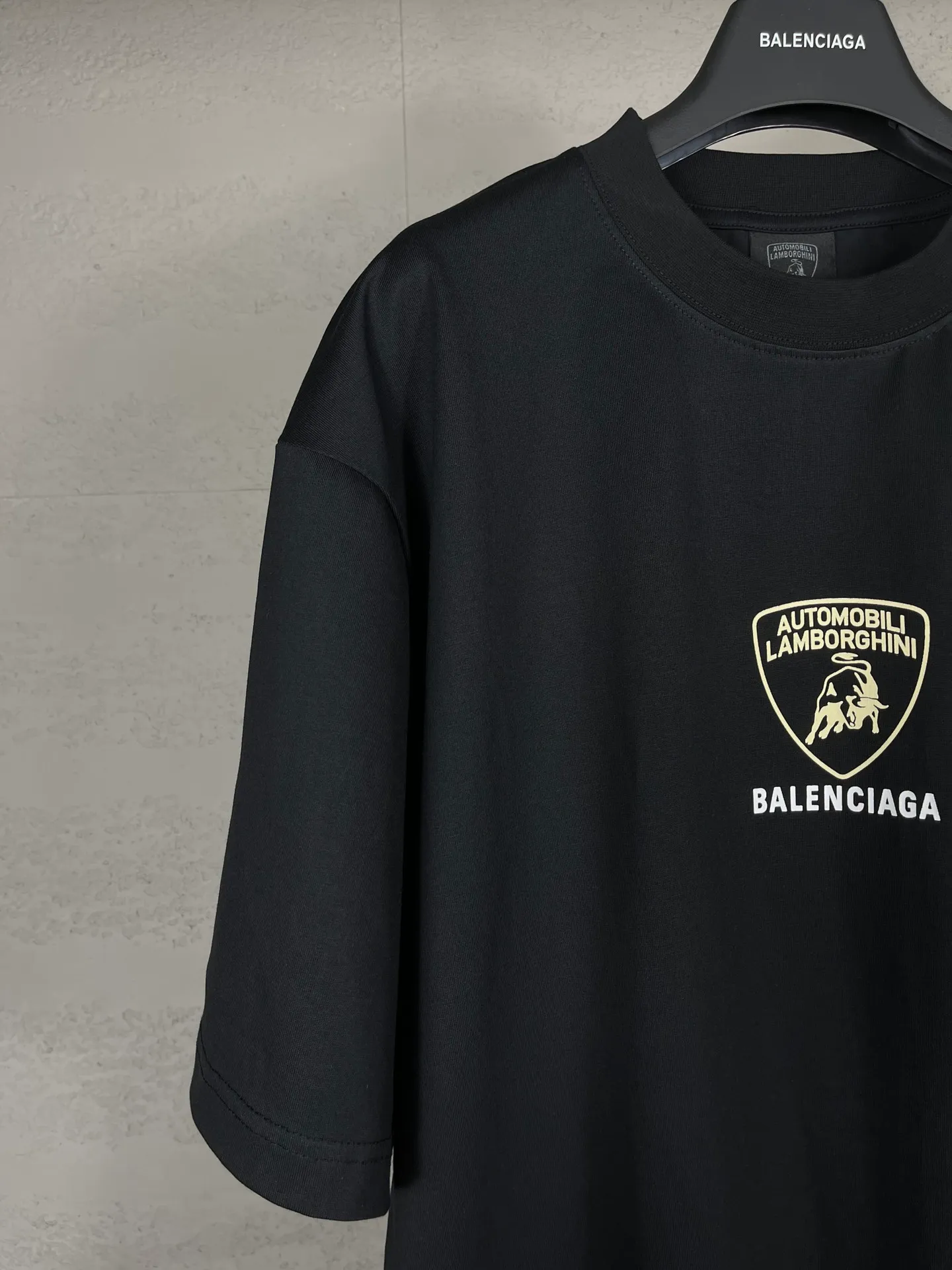 🅿️174 Real photos [Top version. Official website quality] BALENCI*GA/Paris co-branded Lamborghini Lamborghini front and back graphic LOGO printed short-sleeved T-shirt # SS25 latest style. Research and development at the first time, different market currencies. Comparisons welcome. The fabric is made of Paris ZP custom-woven and dyed cotton double yarn. Weighing 260 grams, the cloth surface is clean. The cloth pattern is clear, soft and comfortable. The threads are dyed with no color difference. The printing uses imported environmentally friendly glue printing. The pattern letters are clear, three-dimensional and without burrs. Jubie market produces pictures based on pictures. Welcome to compare. The version adopts OS loose shoulder design. Same style for men and women. Code: BL253637 Color: Black Size: XS S M L