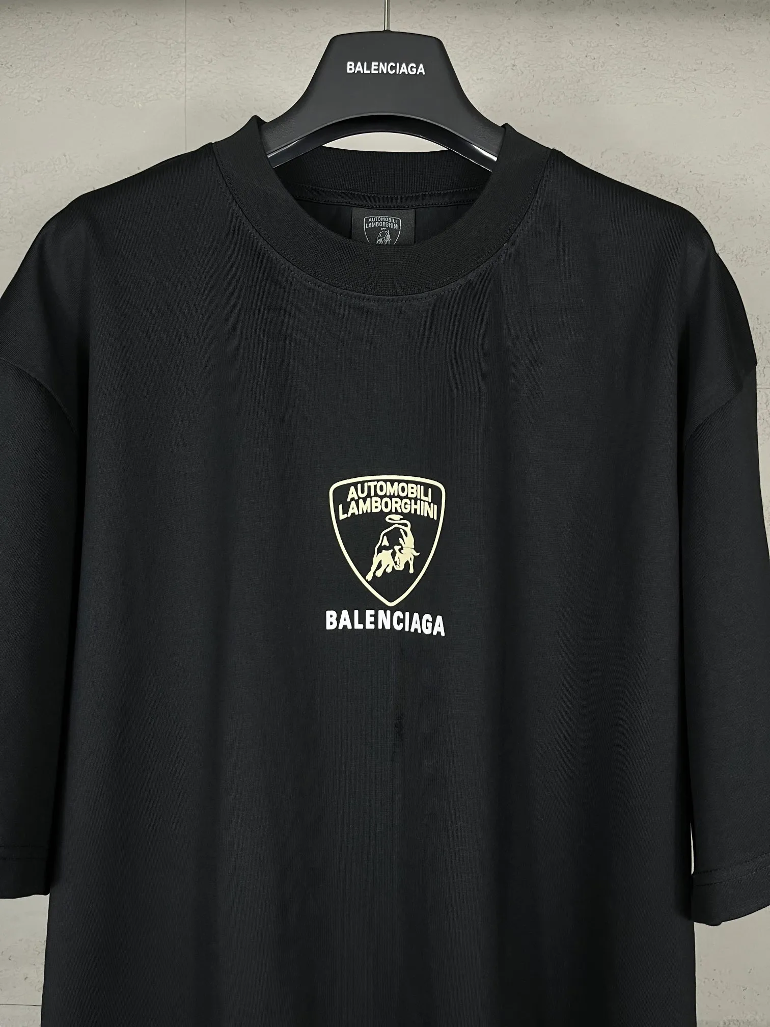 🅿️174 Real photos [Top version. Official website quality] BALENCI*GA/Paris co-branded Lamborghini Lamborghini front and back graphic LOGO printed short-sleeved T-shirt # SS25 latest style. Research and development at the first time, different market currencies. Comparisons welcome. The fabric is made of Paris ZP custom-woven and dyed cotton double yarn. Weighing 260 grams, the cloth surface is clean. The cloth pattern is clear, soft and comfortable. The threads are dyed with no color difference. The printing uses imported environmentally friendly glue printing. The pattern letters are clear, three-dimensional and without burrs. Jubie market produces pictures based on pictures. Welcome to compare. The version adopts OS loose shoulder design. Same style for men and women. Code: BL253637 Color: Black Size: XS S M L