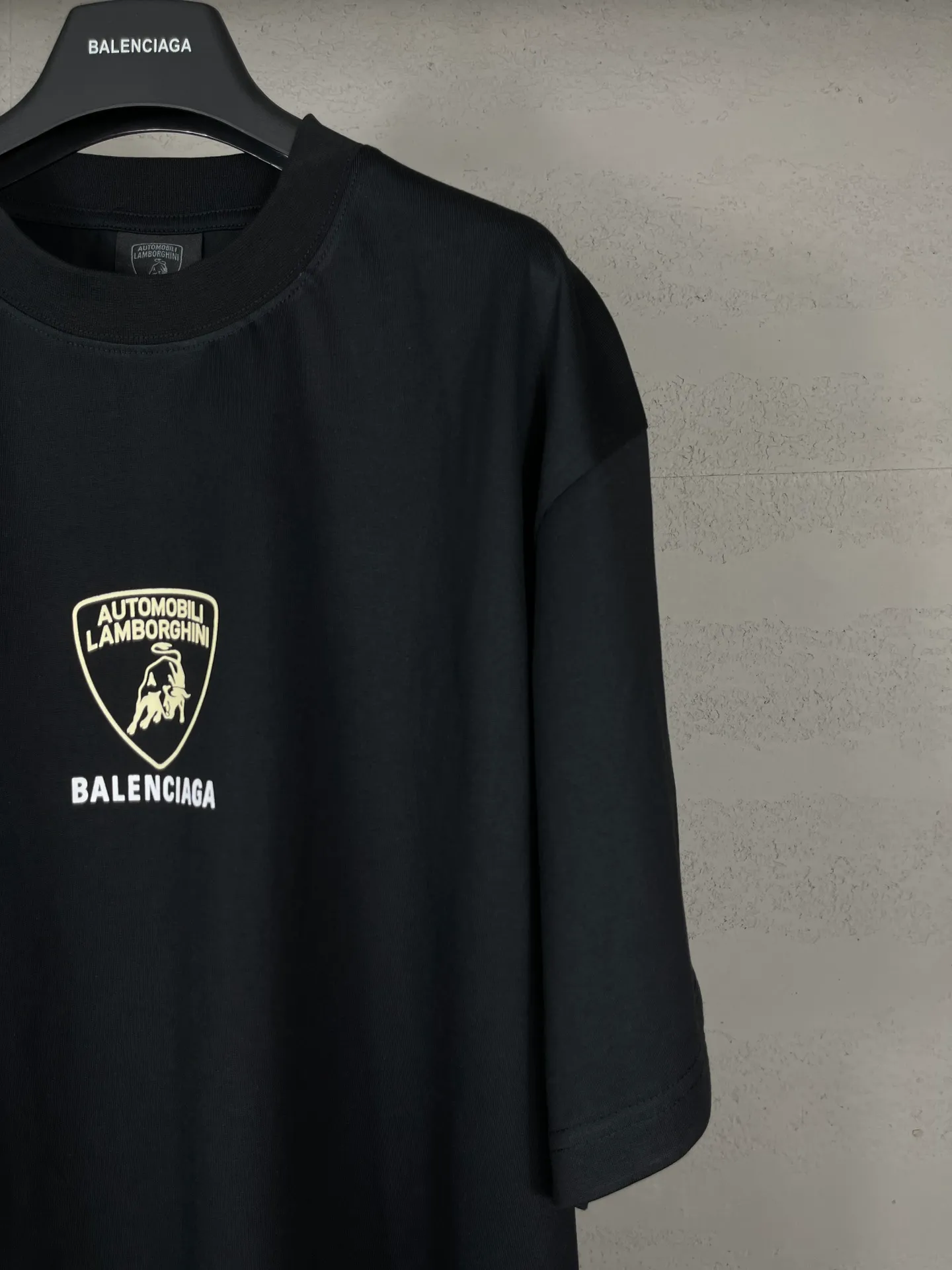 🅿️174 Real photos [Top version. Official website quality] BALENCI*GA/Paris co-branded Lamborghini Lamborghini front and back graphic LOGO printed short-sleeved T-shirt # SS25 latest style. Research and development at the first time, different market currencies. Comparisons welcome. The fabric is made of Paris ZP custom-woven and dyed cotton double yarn. Weighing 260 grams, the cloth surface is clean. The cloth pattern is clear, soft and comfortable. The threads are dyed with no color difference. The printing uses imported environmentally friendly glue printing. The pattern letters are clear, three-dimensional and without burrs. Jubie market produces pictures based on pictures. Welcome to compare. The version adopts OS loose shoulder design. Same style for men and women. Code: BL253637 Color: Black Size: XS S M L