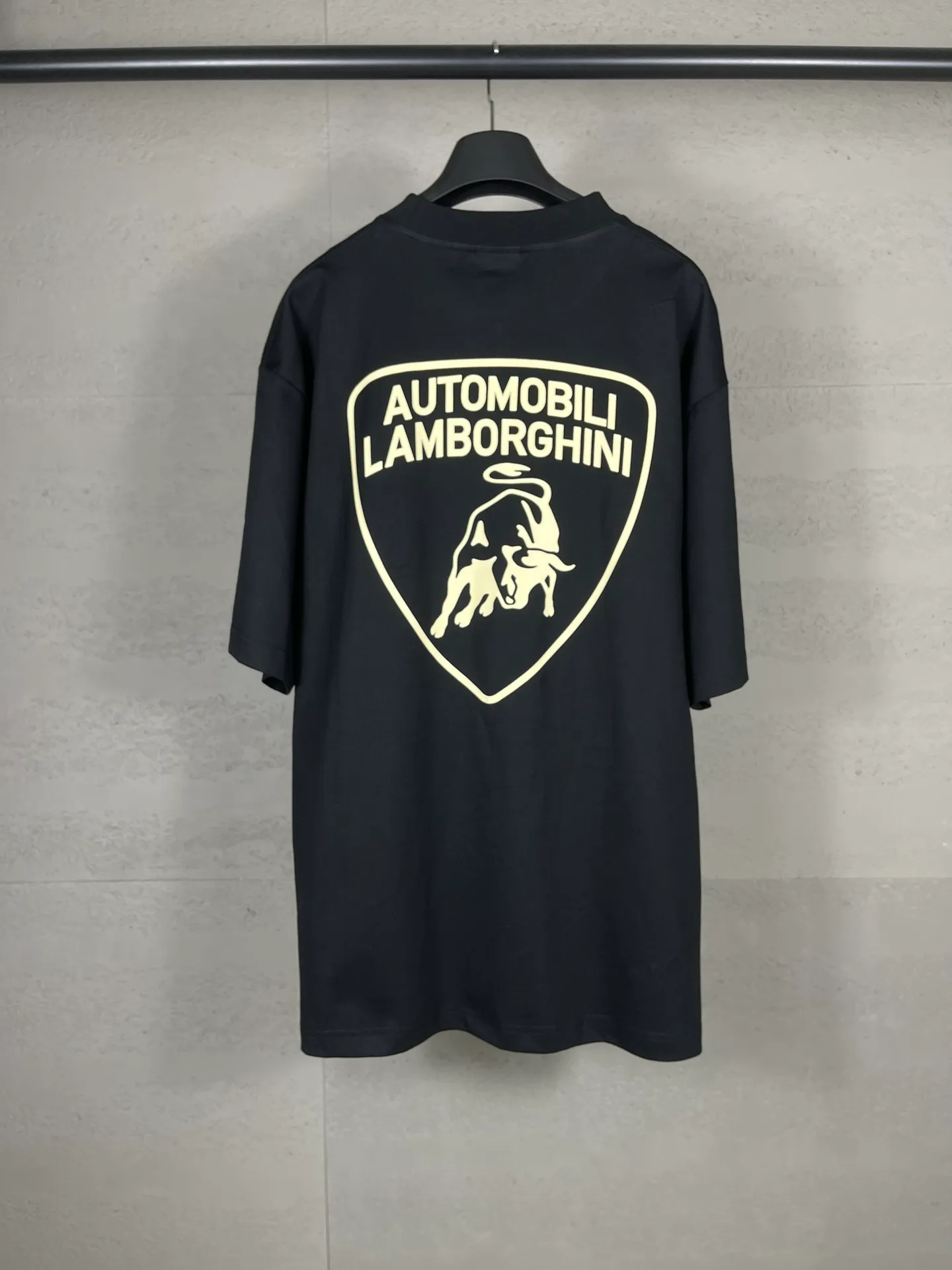 🅿️174 Real photos [Top version. Official website quality] BALENCI*GA/Paris co-branded Lamborghini Lamborghini front and back graphic LOGO printed short-sleeved T-shirt # SS25 latest style. Research and development at the first time, different market currencies. Comparisons welcome. The fabric is made of Paris ZP custom-woven and dyed cotton double yarn. Weighing 260 grams, the cloth surface is clean. The cloth pattern is clear, soft and comfortable. The threads are dyed with no color difference. The printing uses imported environmentally friendly glue printing. The pattern letters are clear, three-dimensional and without burrs. Jubie market produces pictures based on pictures. Welcome to compare. The version adopts OS loose shoulder design. Same style for men and women. Code: BL253637 Color: Black Size: XS S M L