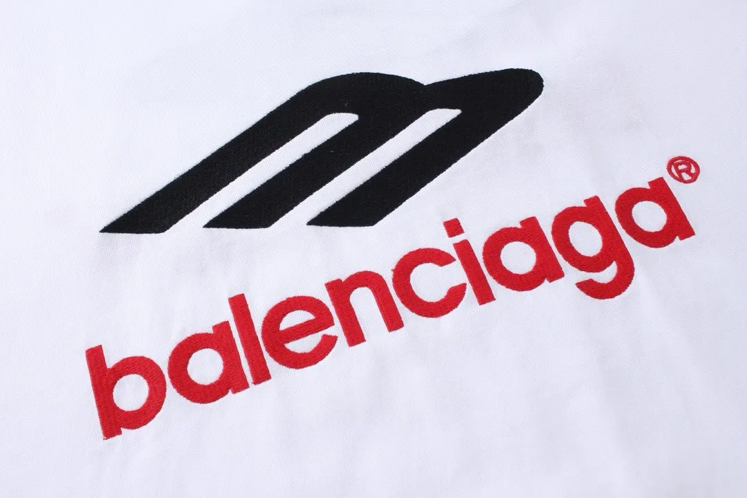 🅿️220 real photos [Top version. Official website quality] BALENCI*GA/Paris BALENCI*GA#2024 latest model, big LOGO icon. Front and back. Embroidered long-sleeved T-shirt on left and right sleeves. Brick cabinet synchronization. Genuine products are developed and developed in the first time. Welcome to compare! The fabric is made of Paris ZP custom-woven and dyed 100% cotton double-yarn compact cotton. The weight is 260 grams. The cloth surface is clean. The cloth pattern is clear. It is soft and comfortable. It has good color fastness and is not easy to change color. The threads are woven and dyed with no color difference. The embroidery is done using imported Tajima embroidery machines. Super 15W needle and thread, three-dimensional effect, clear lines. No burrs and miscellaneous threads, ultra-high craftsmanship embroidery. The version adopts OS loose shoulder design. Same style for men and women. Code: BL225002 Color: dark gray blue, white Size: XS S M L