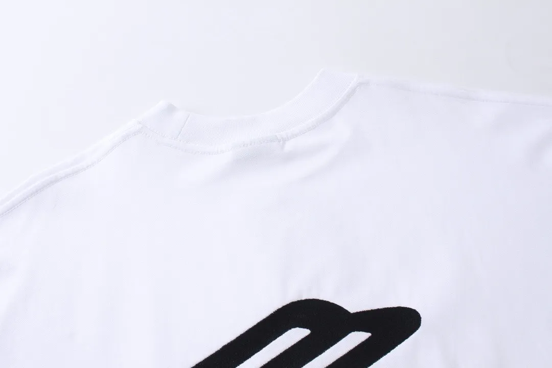 🅿️220 real photos [Top version. Official website quality] BALENCI*GA/Paris BALENCI*GA#2024 latest model, big LOGO icon. Front and back. Embroidered long-sleeved T-shirt on left and right sleeves. Brick cabinet synchronization. Genuine products are developed and developed in the first time. Welcome to compare! The fabric is made of Paris ZP custom-woven and dyed 100% cotton double-yarn compact cotton. The weight is 260 grams. The cloth surface is clean. The cloth pattern is clear. It is soft and comfortable. It has good color fastness and is not easy to change color. The threads are woven and dyed with no color difference. The embroidery is done using imported Tajima embroidery machines. Super 15W needle and thread, three-dimensional effect, clear lines. No burrs and miscellaneous threads, ultra-high craftsmanship embroidery. The version adopts OS loose shoulder design. Same style for men and women. Code: BL225002 Color: dark gray blue, white Size: XS S M L