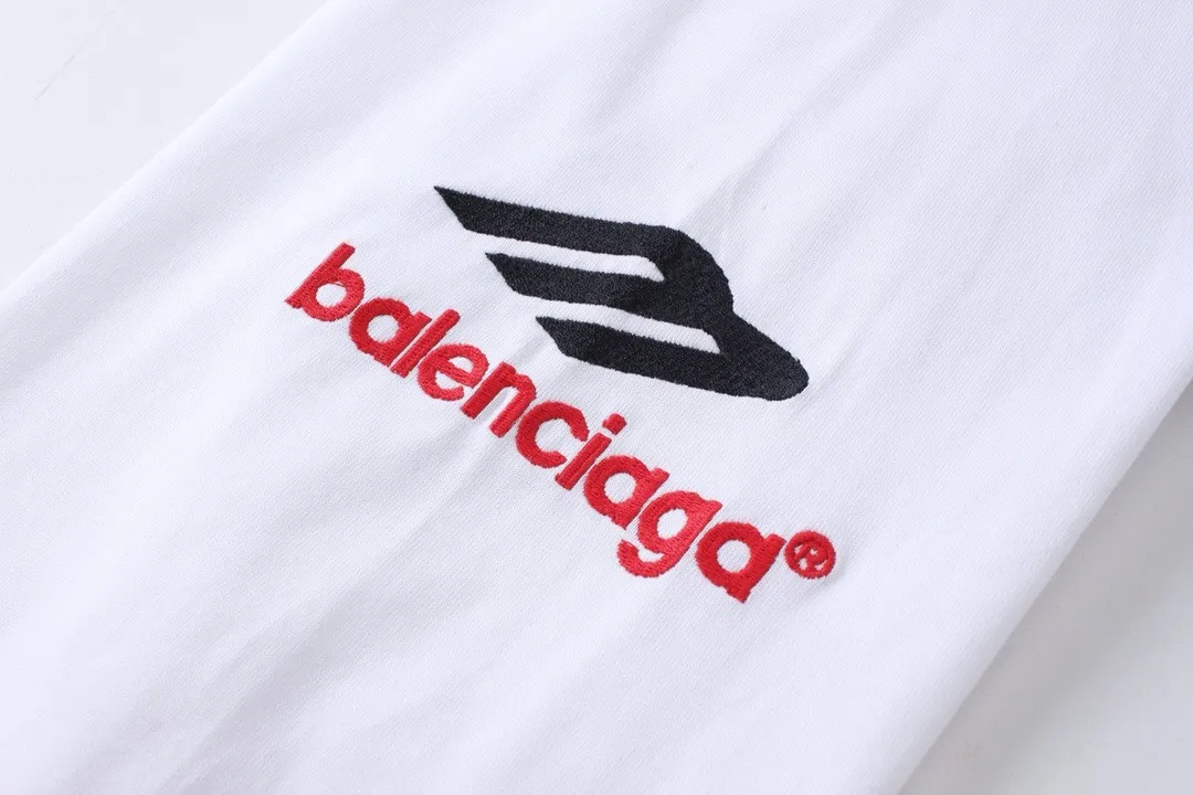 🅿️220 real photos [Top version. Official website quality] BALENCI*GA/Paris BALENCI*GA#2024 latest model, big LOGO icon. Front and back. Embroidered long-sleeved T-shirt on left and right sleeves. Brick cabinet synchronization. Genuine products are developed and developed in the first time. Welcome to compare! The fabric is made of Paris ZP custom-woven and dyed 100% cotton double-yarn compact cotton. The weight is 260 grams. The cloth surface is clean. The cloth pattern is clear. It is soft and comfortable. It has good color fastness and is not easy to change color. The threads are woven and dyed with no color difference. The embroidery is done using imported Tajima embroidery machines. Super 15W needle and thread, three-dimensional effect, clear lines. No burrs and miscellaneous threads, ultra-high craftsmanship embroidery. The version adopts OS loose shoulder design. Same style for men and women. Code: BL225002 Color: dark gray blue, white Size: XS S M L