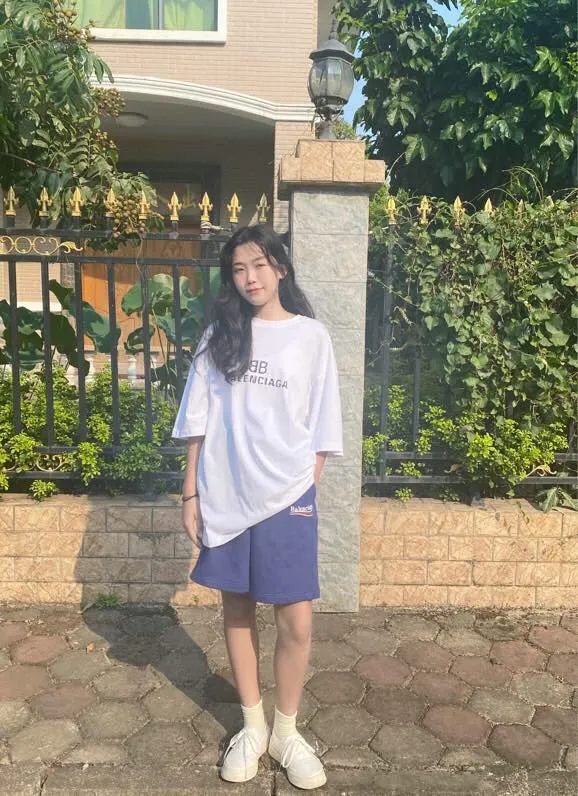 ♻️💯Upper body reference model picture❤️Balenciaga 21SS BLCG Balenciaga Wave Cola Shorts, a classic and versatile style is here! With these pants, they look perfect no matter what outfit you wear! Get it now! Customized special surface. Made of high-quality materials, the garments are washed, soft and comfortable to the touch.  360 grams of dust-free sweatshirt fabric, washed and cut. Imported environmentally friendly water glue is added to the garment and washed twice to ensure consistent printing. Customized wash mark. This year's sincere shorts LOGO adopts Japanese Tajima embroidery technology, and the printing is full and meticulous. Color: Black/Grey/White/Blue Size: XS-L P:300