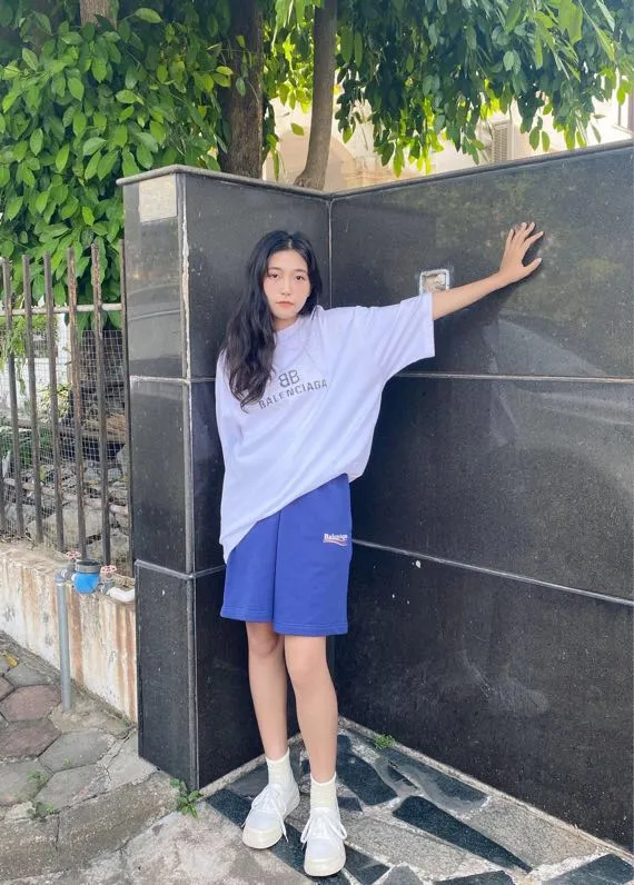 ♻️💯Upper body reference model picture❤️Balenciaga 21SS BLCG Balenciaga Wave Cola Shorts, a classic and versatile style is here! With these pants, they look perfect no matter what outfit you wear! Get it now! Customized special surface. Made of high-quality materials, the garments are washed, soft and comfortable to the touch.  360 grams of dust-free sweatshirt fabric, washed and cut. Imported environmentally friendly water glue is added to the garment and washed twice to ensure consistent printing. Customized wash mark. This year's sincere shorts LOGO adopts Japanese Tajima embroidery technology, and the printing is full and meticulous. Color: Black/Grey/White/Blue Size: XS-L P:300