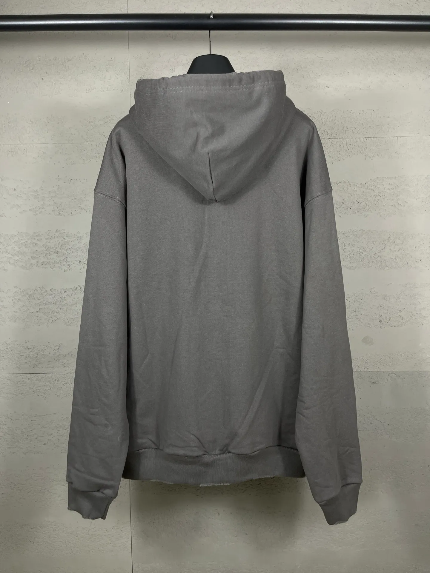 🅿️370 real photos [Top version. Official website quality] BALENCI*GA/Paris. 2025 new model. HUMAN BEING letter patch embroidered hooded zipper cardigan sweatshirt. Brick cabinets are synchronized. Genuine products are developed at the first time, and you can print and compare! The fabric is made of Paris ZP custom-woven and dyed cotton sweatshirt. Weighing 460 grams, the cloth surface is clean. The cloth pattern is clear, soft and comfortable. The threads are dyed with no color difference. The embroidery is done on a genuine Tajima embroidery machine. The letters are clear and the effect is three-dimensional. The version adopts OS loose shoulder design. Same style for men and women. Code: BL259938 Color: Smoke Gray Size: XS S M L