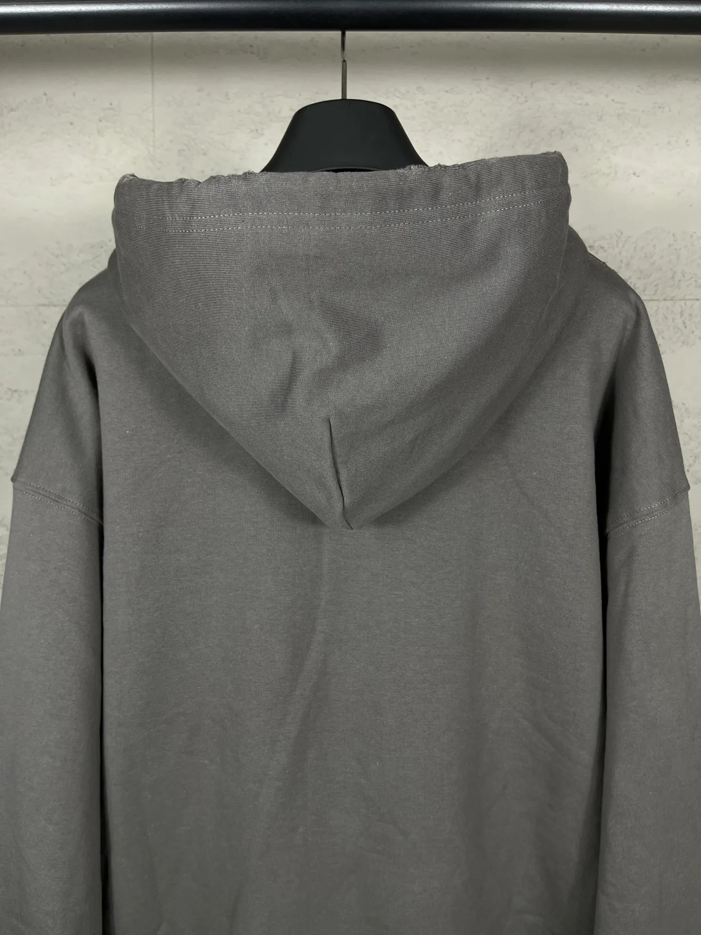 🅿️370 real photos [Top version. Official website quality] BALENCI*GA/Paris. 2025 new model. HUMAN BEING letter patch embroidered hooded zipper cardigan sweatshirt. Brick cabinets are synchronized. Genuine products are developed at the first time, and you can print and compare! The fabric is made of Paris ZP custom-woven and dyed cotton sweatshirt. Weighing 460 grams, the cloth surface is clean. The cloth pattern is clear, soft and comfortable. The threads are dyed with no color difference. The embroidery is done on a genuine Tajima embroidery machine. The letters are clear and the effect is three-dimensional. The version adopts OS loose shoulder design. Same style for men and women. Code: BL259938 Color: Smoke Gray Size: XS S M L