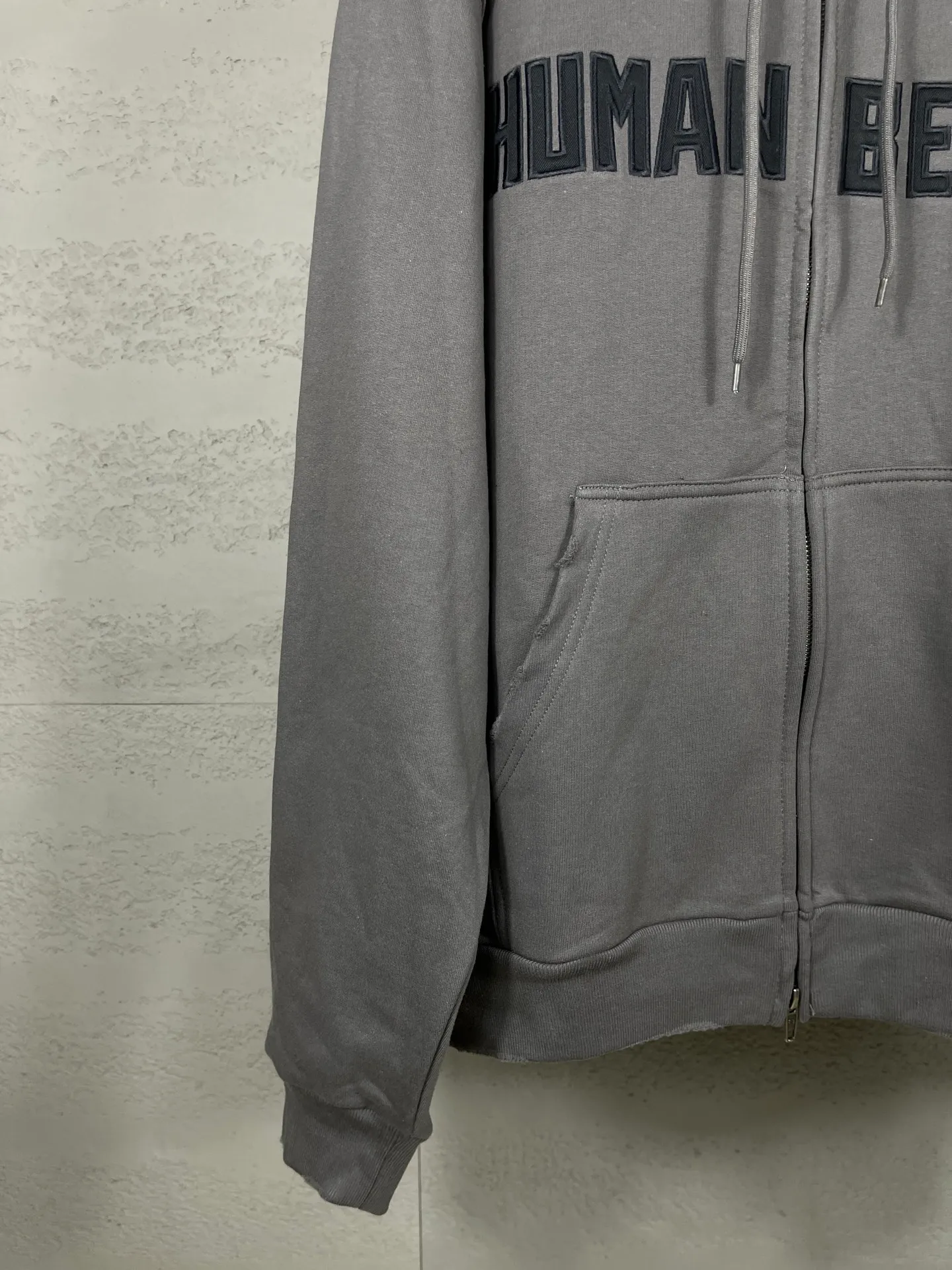 🅿️370 real photos [Top version. Official website quality] BALENCI*GA/Paris. 2025 new model. HUMAN BEING letter patch embroidered hooded zipper cardigan sweatshirt. Brick cabinets are synchronized. Genuine products are developed at the first time, and you can print and compare! The fabric is made of Paris ZP custom-woven and dyed cotton sweatshirt. Weighing 460 grams, the cloth surface is clean. The cloth pattern is clear, soft and comfortable. The threads are dyed with no color difference. The embroidery is done on a genuine Tajima embroidery machine. The letters are clear and the effect is three-dimensional. The version adopts OS loose shoulder design. Same style for men and women. Code: BL259938 Color: Smoke Gray Size: XS S M L