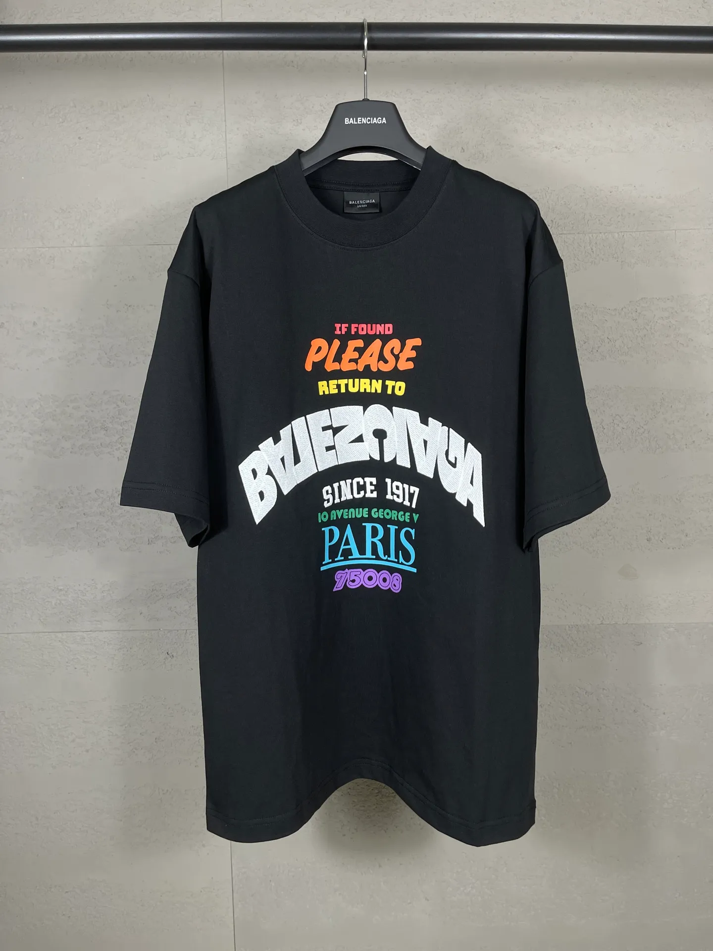 🅿️200 Actual pictures [Top version. Official website quality] BALENCI*GA/Paris.SS25 latest color printed + embroidered short-sleeved T-shirt. The front embroidery is embroidered with Tajima computer embroidery machine and imported rubber paddle printing, and the brick cabinet is synchronized. It is developed at the first time and the fabric is made of Paris ZP custom-woven and dyed cotton double yarn. Weighing 260 grams, the cloth surface is clean. The cloth pattern is clear, soft and comfortable. The threads are dyed with no color difference. The printing uses environmentally friendly imported materials, the letters are clear and the effect is three-dimensional. The version adopts OS loose shoulder design. Same style for men and women. Code: BL253693 Color: Black Size: XS S M L