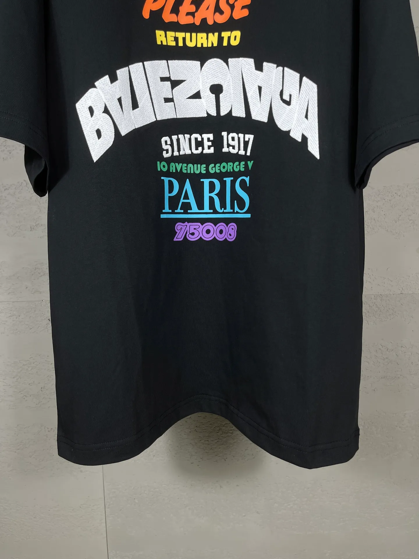 🅿️200 Actual pictures [Top version. Official website quality] BALENCI*GA/Paris.SS25 latest color printed + embroidered short-sleeved T-shirt. The front embroidery is embroidered with Tajima computer embroidery machine and imported rubber paddle printing, and the brick cabinet is synchronized. It is developed at the first time and the fabric is made of Paris ZP custom-woven and dyed cotton double yarn. Weighing 260 grams, the cloth surface is clean. The cloth pattern is clear, soft and comfortable. The threads are dyed with no color difference. The printing uses environmentally friendly imported materials, the letters are clear and the effect is three-dimensional. The version adopts OS loose shoulder design. Same style for men and women. Code: BL253693 Color: Black Size: XS S M L