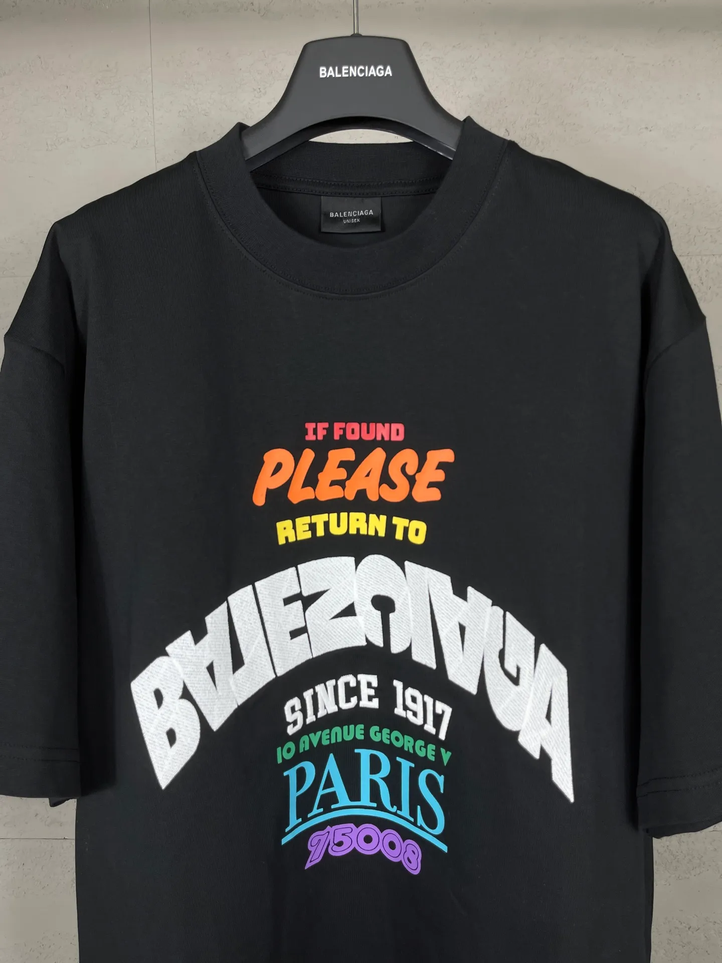 🅿️200 Actual pictures [Top version. Official website quality] BALENCI*GA/Paris.SS25 latest color printed + embroidered short-sleeved T-shirt. The front embroidery is embroidered with Tajima computer embroidery machine and imported rubber paddle printing, and the brick cabinet is synchronized. It is developed at the first time and the fabric is made of Paris ZP custom-woven and dyed cotton double yarn. Weighing 260 grams, the cloth surface is clean. The cloth pattern is clear, soft and comfortable. The threads are dyed with no color difference. The printing uses environmentally friendly imported materials, the letters are clear and the effect is three-dimensional. The version adopts OS loose shoulder design. Same style for men and women. Code: BL253693 Color: Black Size: XS S M L