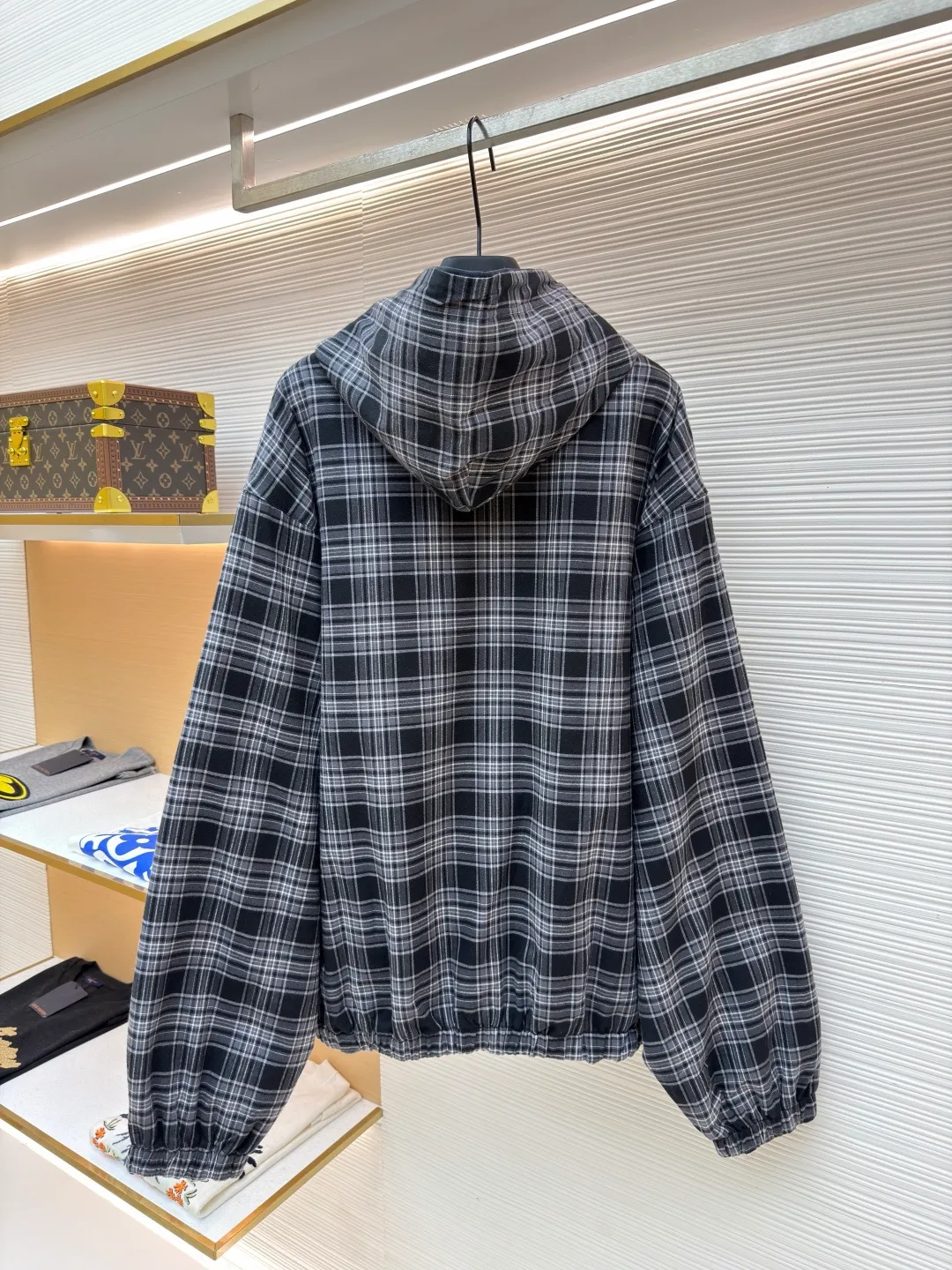 Balenciaga plaid 3M embroidered double-sided jacket ●Item number: 1682242-C55 ●Material: cotton fabric ●Technology: made on positioning cutting machine ●Color: gray ●Version: fitted version ●Weight: about 1355 grams ●Size: XS-S-M-L ●Description: This plaid hooded jacket is made of high-count worsted cotton and linen blended fabric. It has been pre-washed and treated with water. It has a stiff texture and a soft and skin-friendly wearing experience. The plaid pattern is woven through yarn-dyed jacquard technology. The warp and weft yarns are accurately aligned. The plaid pattern from the body to the sleeves and placket is connected without misalignment, demonstrating superb tailoring skills. The placket is equipped with a custom-made brass zipper, which has tight teeth and is smooth and easy to pull. The zipper head is engraved with brand logo details. The hood is three-dimensionally cut, with breathable mesh lining inside. The cuffs and hem are designed with elastic ribbing, and the tightness can be adjusted freely. The overall stitching adopts double-needle overlocking technology, and the stitching is even and fine. Each stitching has been adjusted through repeated trial versions to ensure that the shape is stiff and the movement is unrestricted. The brand embroidery in the details uses the same color stitches, highlighting the craftsmanship in a low-key manner. The overall wiring is straight and delicate, the fabric is comfortable and soft, and the color is consistent without color difference. It can be matched with the same style to create a fashionable look and control various occasions. Customized accessories, complete with three standards, same style for men and women!