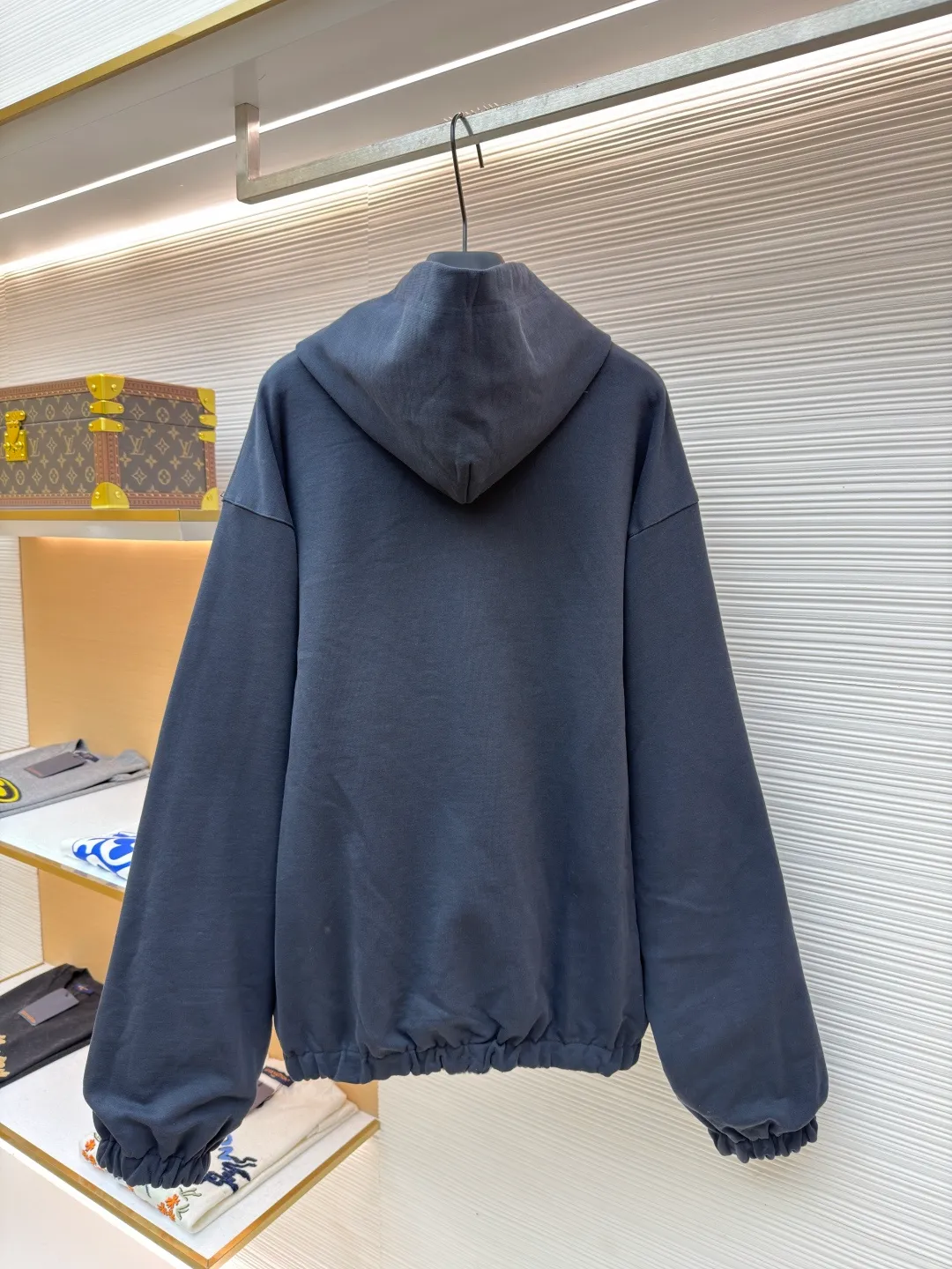 Balenciaga plaid 3M embroidered double-sided jacket ●Item number: 1682242-C55 ●Material: cotton fabric ●Technology: made on positioning cutting machine ●Color: gray ●Version: fitted version ●Weight: about 1355 grams ●Size: XS-S-M-L ●Description: This plaid hooded jacket is made of high-count worsted cotton and linen blended fabric. It has been pre-washed and treated with water. It has a stiff texture and a soft and skin-friendly wearing experience. The plaid pattern is woven through yarn-dyed jacquard technology. The warp and weft yarns are accurately aligned. The plaid pattern from the body to the sleeves and placket is connected without misalignment, demonstrating superb tailoring skills. The placket is equipped with a custom-made brass zipper, which has tight teeth and is smooth and easy to pull. The zipper head is engraved with brand logo details. The hood is three-dimensionally cut, with breathable mesh lining inside. The cuffs and hem are designed with elastic ribbing, and the tightness can be adjusted freely. The overall stitching adopts double-needle overlocking technology, and the stitching is even and fine. Each stitching has been adjusted through repeated trial versions to ensure that the shape is stiff and the movement is unrestricted. The brand embroidery in the details uses the same color stitches, highlighting the craftsmanship in a low-key manner. The overall wiring is straight and delicate, the fabric is comfortable and soft, and the color is consistent without color difference. It can be matched with the same style to create a fashionable look and control various occasions. Customized accessories, complete with three standards, same style for men and women!