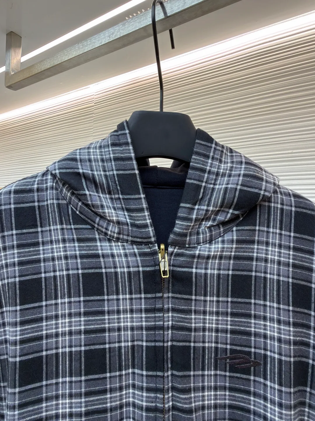 Balenciaga plaid 3M embroidered double-sided jacket ●Item number: 1682242-C55 ●Material: cotton fabric ●Technology: made on positioning cutting machine ●Color: gray ●Version: fitted version ●Weight: about 1355 grams ●Size: XS-S-M-L ●Description: This plaid hooded jacket is made of high-count worsted cotton and linen blended fabric. It has been pre-washed and treated with water. It has a stiff texture and a soft and skin-friendly wearing experience. The plaid pattern is woven through yarn-dyed jacquard technology. The warp and weft yarns are accurately aligned. The plaid pattern from the body to the sleeves and placket is connected without misalignment, demonstrating superb tailoring skills. The placket is equipped with a custom-made brass zipper, which has tight teeth and is smooth and easy to pull. The zipper head is engraved with brand logo details. The hood is three-dimensionally cut, with breathable mesh lining inside. The cuffs and hem are designed with elastic ribbing, and the tightness can be adjusted freely. The overall stitching adopts double-needle overlocking technology, and the stitching is even and fine. Each stitching has been adjusted through repeated trial versions to ensure that the shape is stiff and the movement is unrestricted. The brand embroidery in the details uses the same color stitches, highlighting the craftsmanship in a low-key manner. The overall wiring is straight and delicate, the fabric is comfortable and soft, and the color is consistent without color difference. It can be matched with the same style to create a fashionable look and control various occasions. Customized accessories, complete with three standards, same style for men and women!