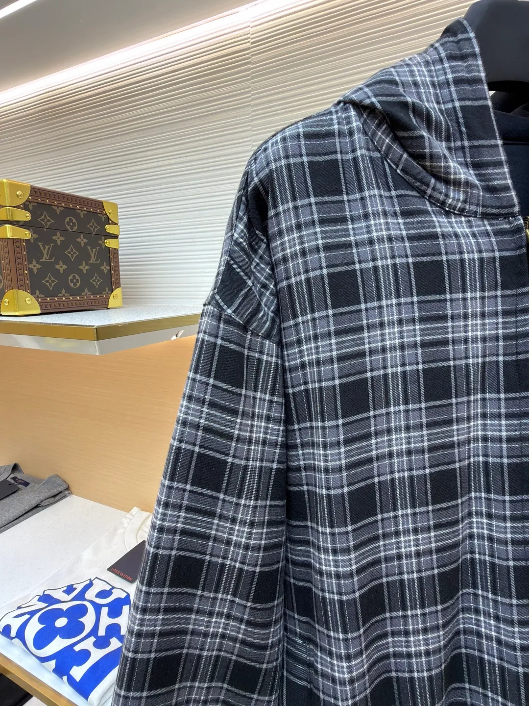 Balenciaga plaid 3M embroidered double-sided jacket ●Item number: 1682242-C55 ●Material: cotton fabric ●Technology: made on positioning cutting machine ●Color: gray ●Version: fitted version ●Weight: about 1355 grams ●Size: XS-S-M-L ●Description: This plaid hooded jacket is made of high-count worsted cotton and linen blended fabric. It has been pre-washed and treated with water. It has a stiff texture and a soft and skin-friendly wearing experience. The plaid pattern is woven through yarn-dyed jacquard technology. The warp and weft yarns are accurately aligned. The plaid pattern from the body to the sleeves and placket is connected without misalignment, demonstrating superb tailoring skills. The placket is equipped with a custom-made brass zipper, which has tight teeth and is smooth and easy to pull. The zipper head is engraved with brand logo details. The hood is three-dimensionally cut, with breathable mesh lining inside. The cuffs and hem are designed with elastic ribbing, and the tightness can be adjusted freely. The overall stitching adopts double-needle overlocking technology, and the stitching is even and fine. Each stitching has been adjusted through repeated trial versions to ensure that the shape is stiff and the movement is unrestricted. The brand embroidery in the details uses the same color stitches, highlighting the craftsmanship in a low-key manner. The overall wiring is straight and delicate, the fabric is comfortable and soft, and the color is consistent without color difference. It can be matched with the same style to create a fashionable look and control various occasions. Customized accessories, complete with three standards, same style for men and women!
