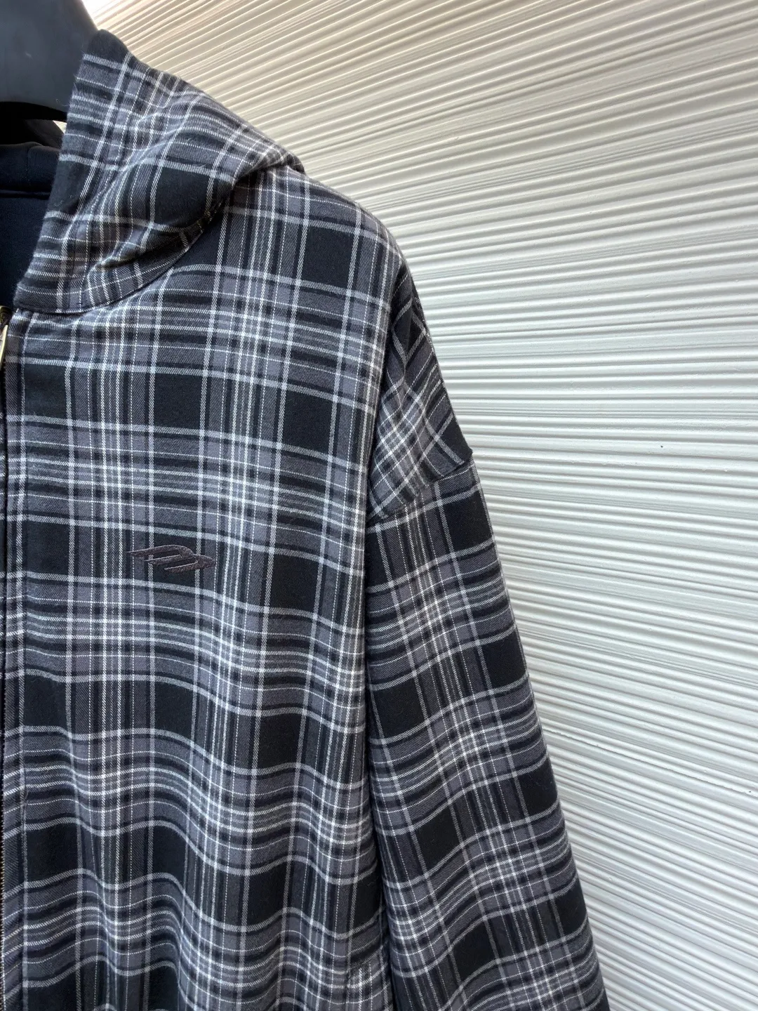 Balenciaga plaid 3M embroidered double-sided jacket ●Item number: 1682242-C55 ●Material: cotton fabric ●Technology: made on positioning cutting machine ●Color: gray ●Version: fitted version ●Weight: about 1355 grams ●Size: XS-S-M-L ●Description: This plaid hooded jacket is made of high-count worsted cotton and linen blended fabric. It has been pre-washed and treated with water. It has a stiff texture and a soft and skin-friendly wearing experience. The plaid pattern is woven through yarn-dyed jacquard technology. The warp and weft yarns are accurately aligned. The plaid pattern from the body to the sleeves and placket is connected without misalignment, demonstrating superb tailoring skills. The placket is equipped with a custom-made brass zipper, which has tight teeth and is smooth and easy to pull. The zipper head is engraved with brand logo details. The hood is three-dimensionally cut, with breathable mesh lining inside. The cuffs and hem are designed with elastic ribbing, and the tightness can be adjusted freely. The overall stitching adopts double-needle overlocking technology, and the stitching is even and fine. Each stitching has been adjusted through repeated trial versions to ensure that the shape is stiff and the movement is unrestricted. The brand embroidery in the details uses the same color stitches, highlighting the craftsmanship in a low-key manner. The overall wiring is straight and delicate, the fabric is comfortable and soft, and the color is consistent without color difference. It can be matched with the same style to create a fashionable look and control various occasions. Customized accessories, complete with three standards, same style for men and women!